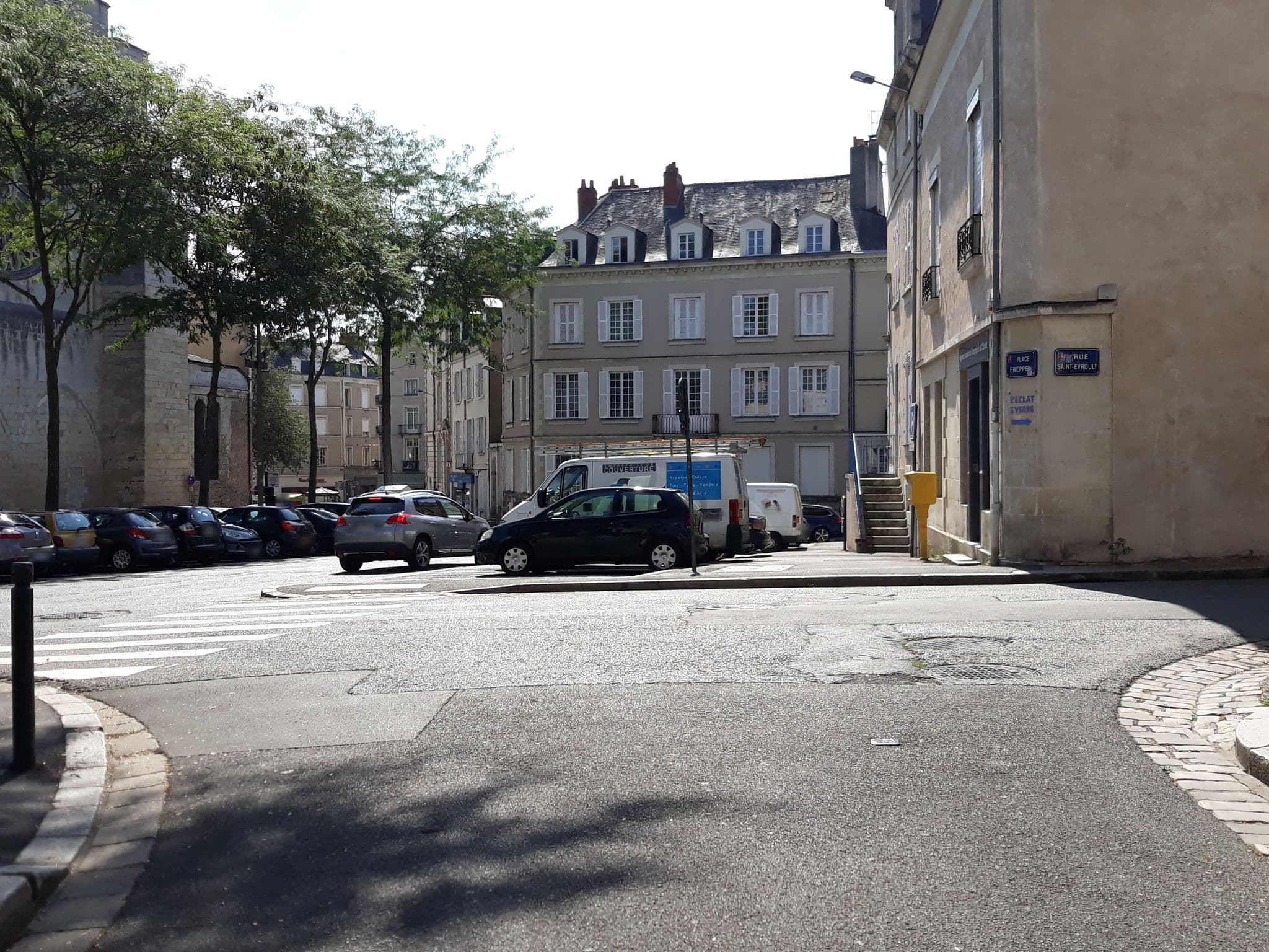 Street view near Suit'Home Jacobins, Angers — © kobold (CC BY-SA · Mapillary)