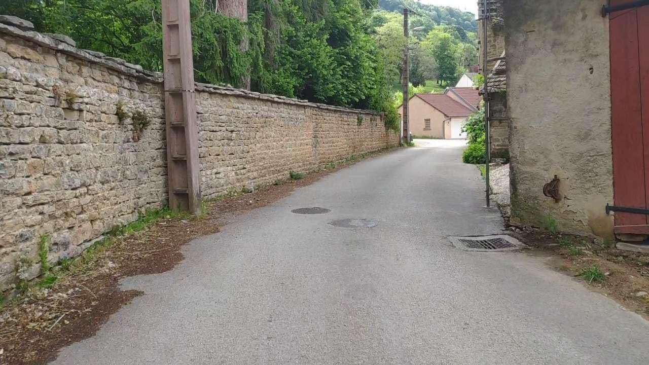 Street view near Les Arpents verts, Lons-le-Saunier — © LOGIROAD (CC BY-SA · Mapillary)