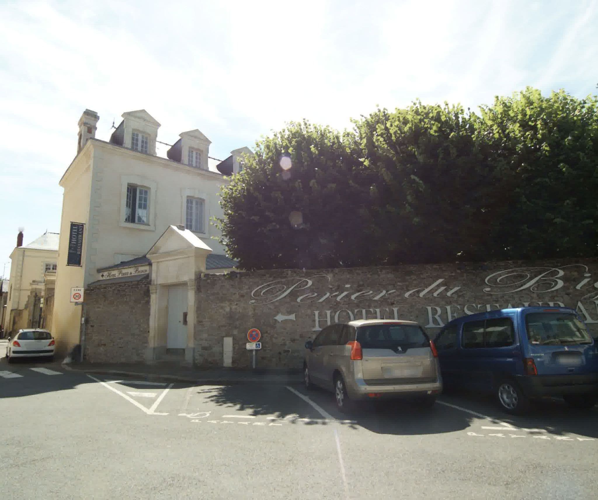 Street view near Hôtel le Petit Perier, Laval — © sogefi (CC BY-SA · Mapillary)