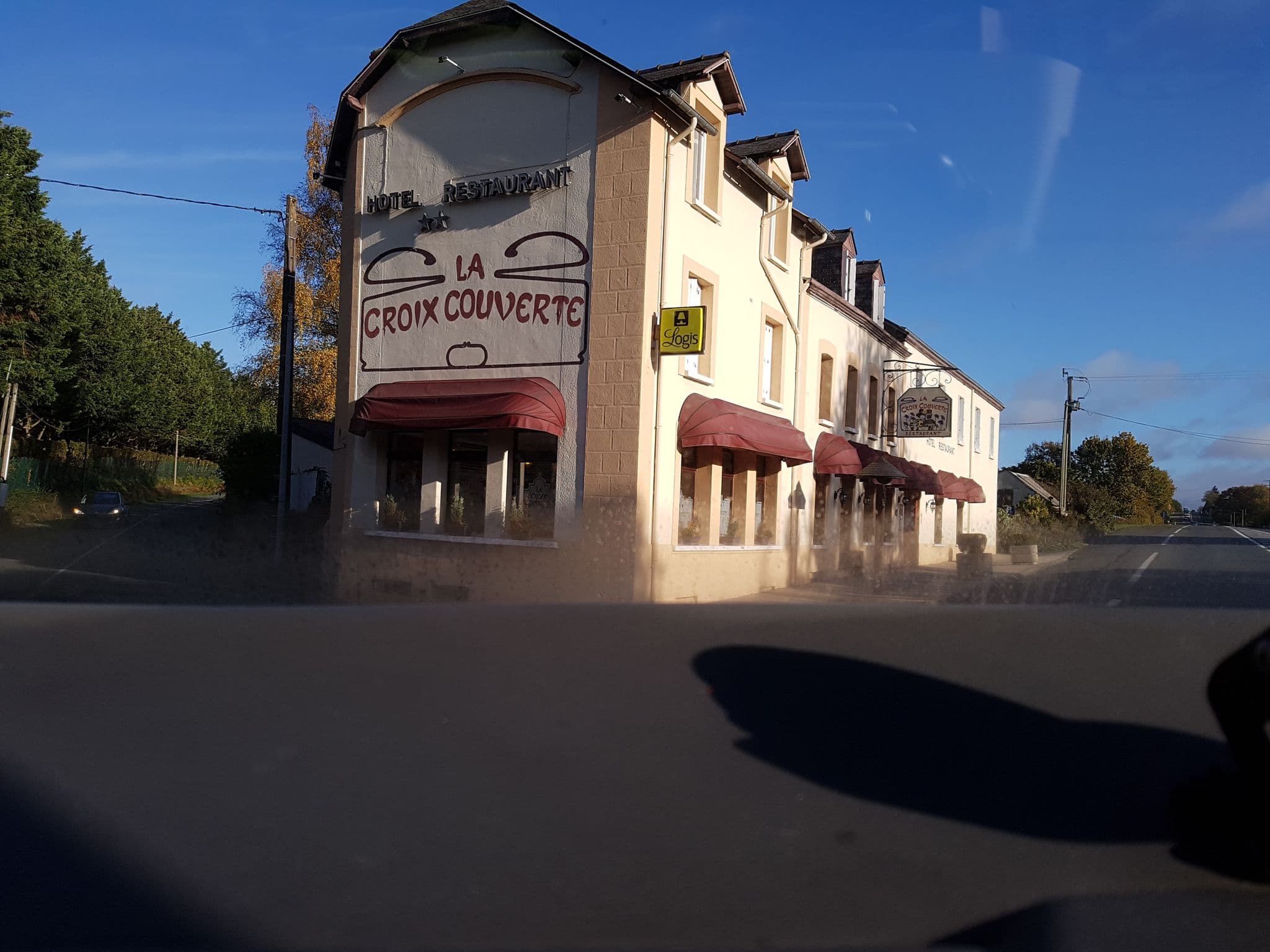 Street view near Hôtel-Restaurant la Croix Couverte, Mayenne — © bernardvoyageur (CC BY-SA · Mapillary)