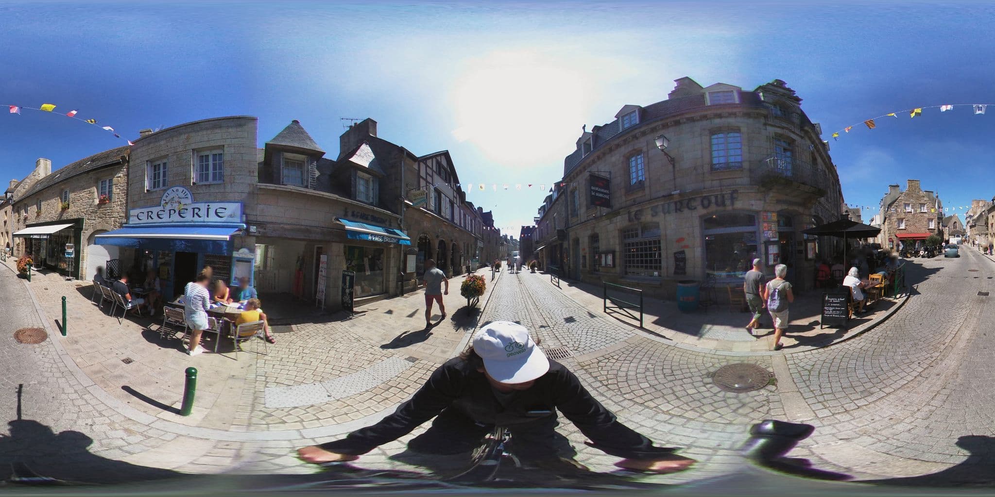 Street view near Hotel Les Arcades, Roscoff — © geovelo (CC BY-SA · Mapillary)