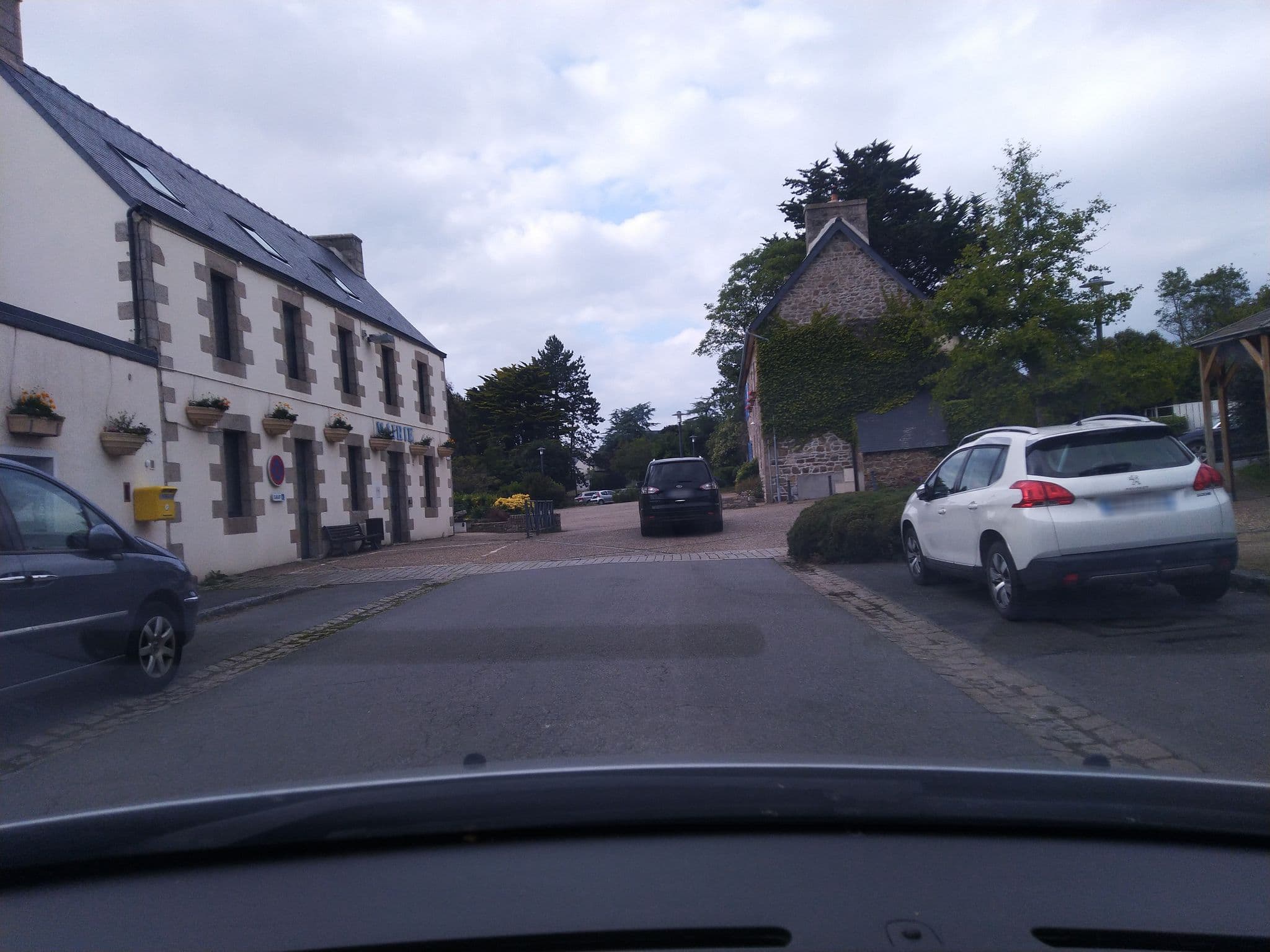 Street view near Manoir de Keregat, Saint-Quay-Perros — © plumf (CC BY-SA · Mapillary)