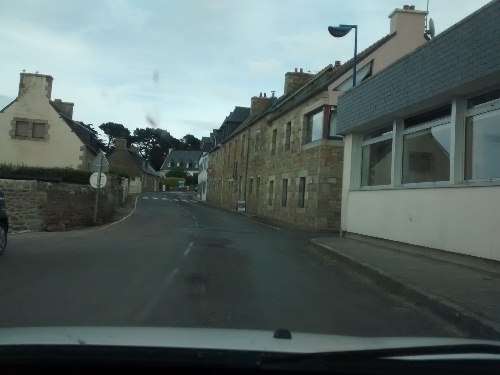 Street view near Le Grand Hôtel De Port Blanc, Penvénan — © mgageo (CC BY-SA · Mapillary)