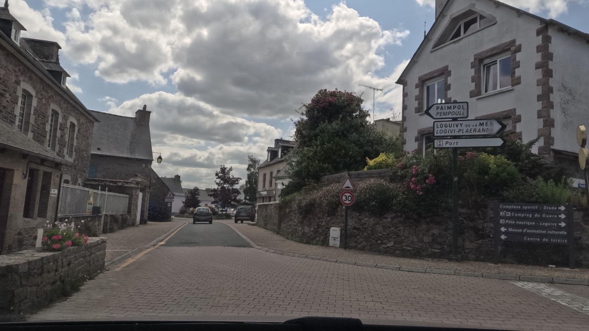 Street view near Les Agapantes, Ploubazlanec — © Efehn (CC BY-SA · Mapillary)