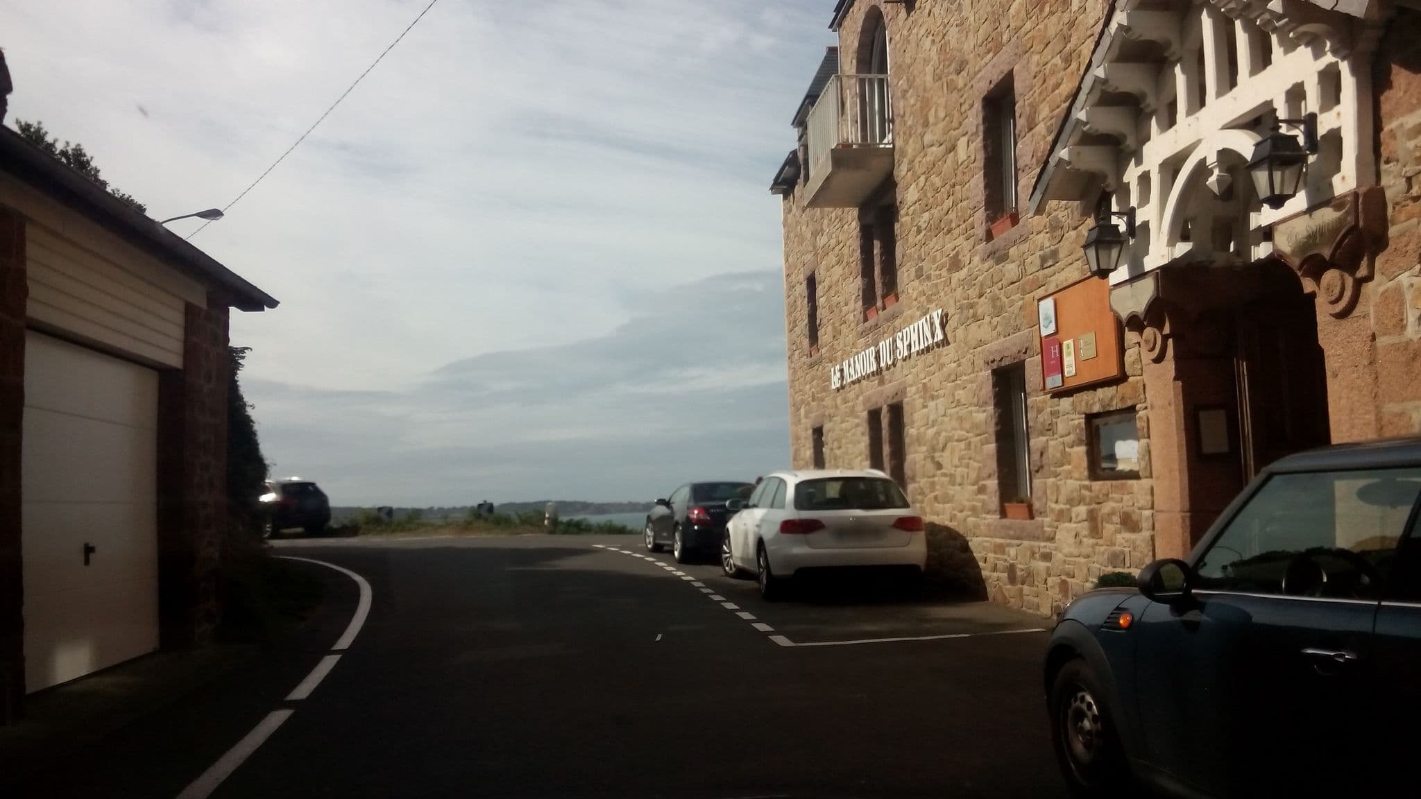 Street view near Le Manoir Du Sphinx, Perros-Guirec — © tonicity (CC BY-SA · Mapillary)