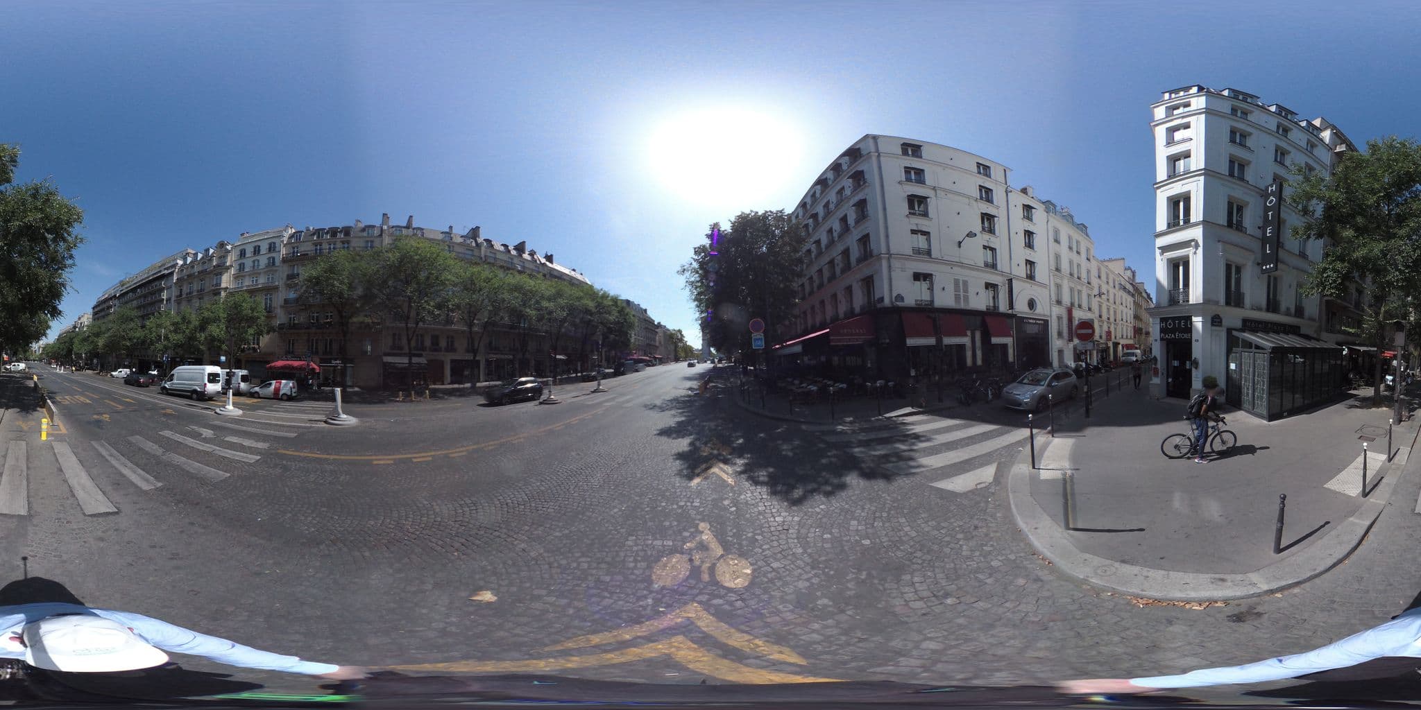 Street view near Hôtel Plaza Étoile, Paris 08 Élysée — © geovelo (CC BY-SA · Mapillary)