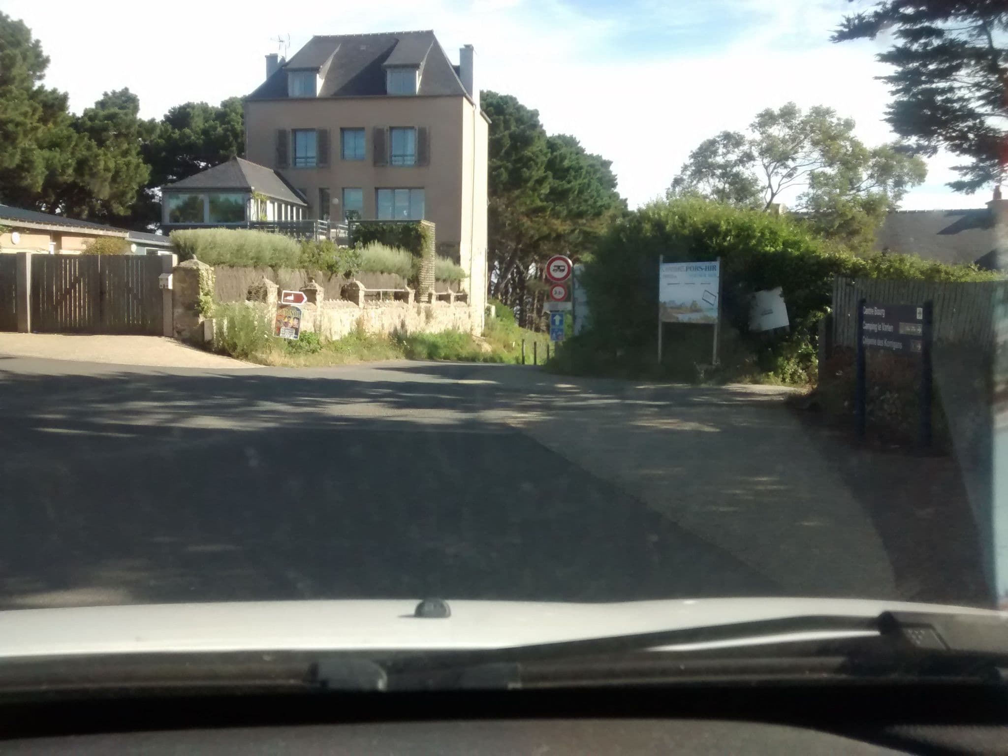 Street view near Hôtel Restaurant Pors Hir, Plougrescant — © mgageo (CC BY-SA · Mapillary)
