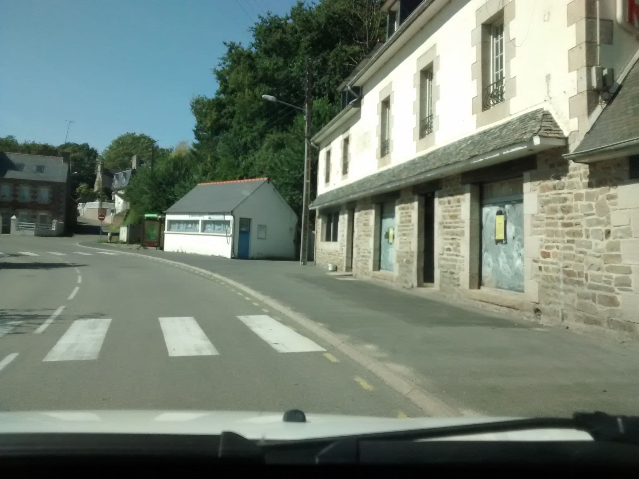 Street view near La Marina du Port, Lézardrieux — © mgageo (CC BY-SA · Mapillary)