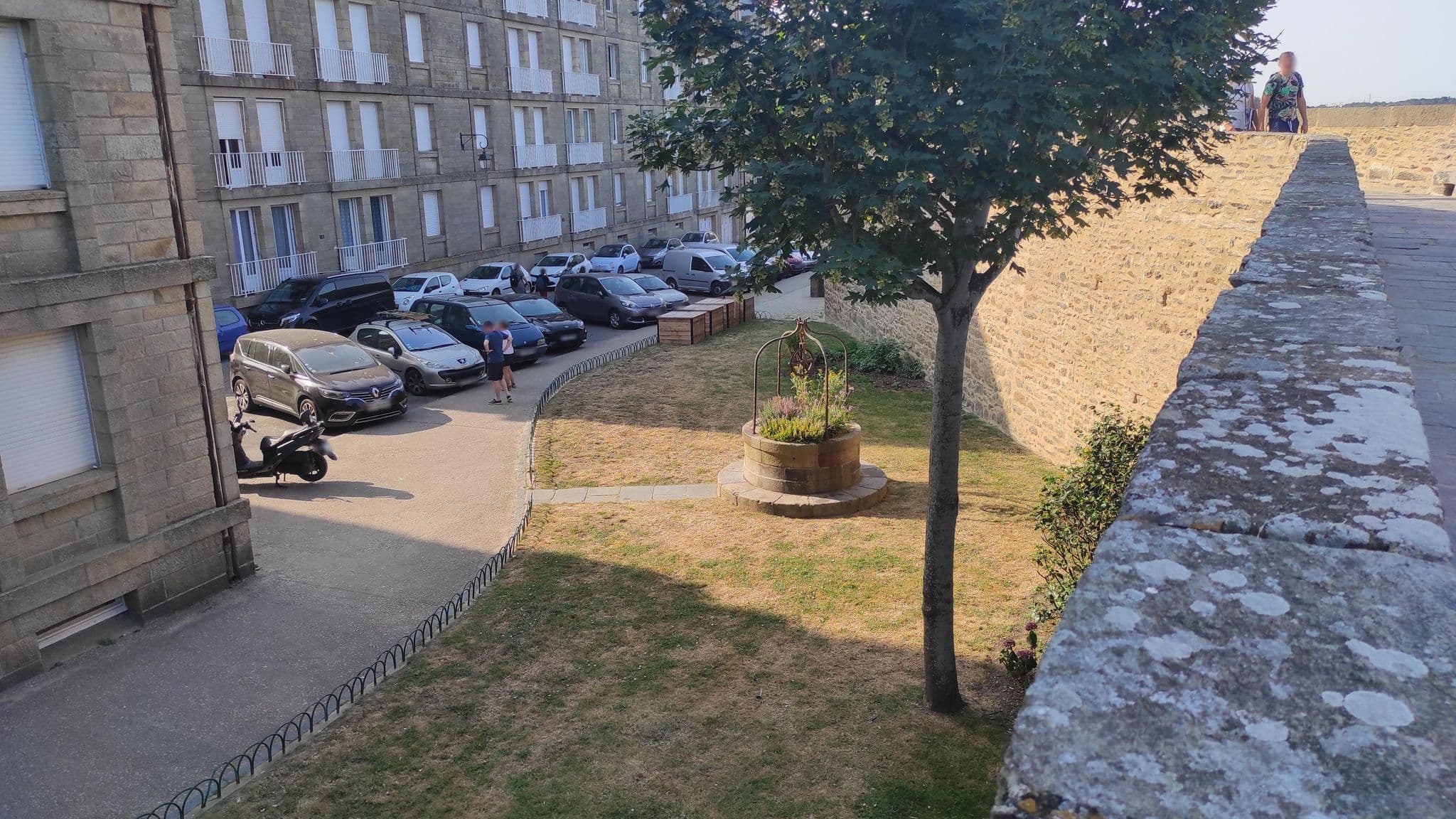 Street view near Le Chateaubriand by Cocoonr, Saint-Malo — © yod4z (CC BY-SA · Mapillary)