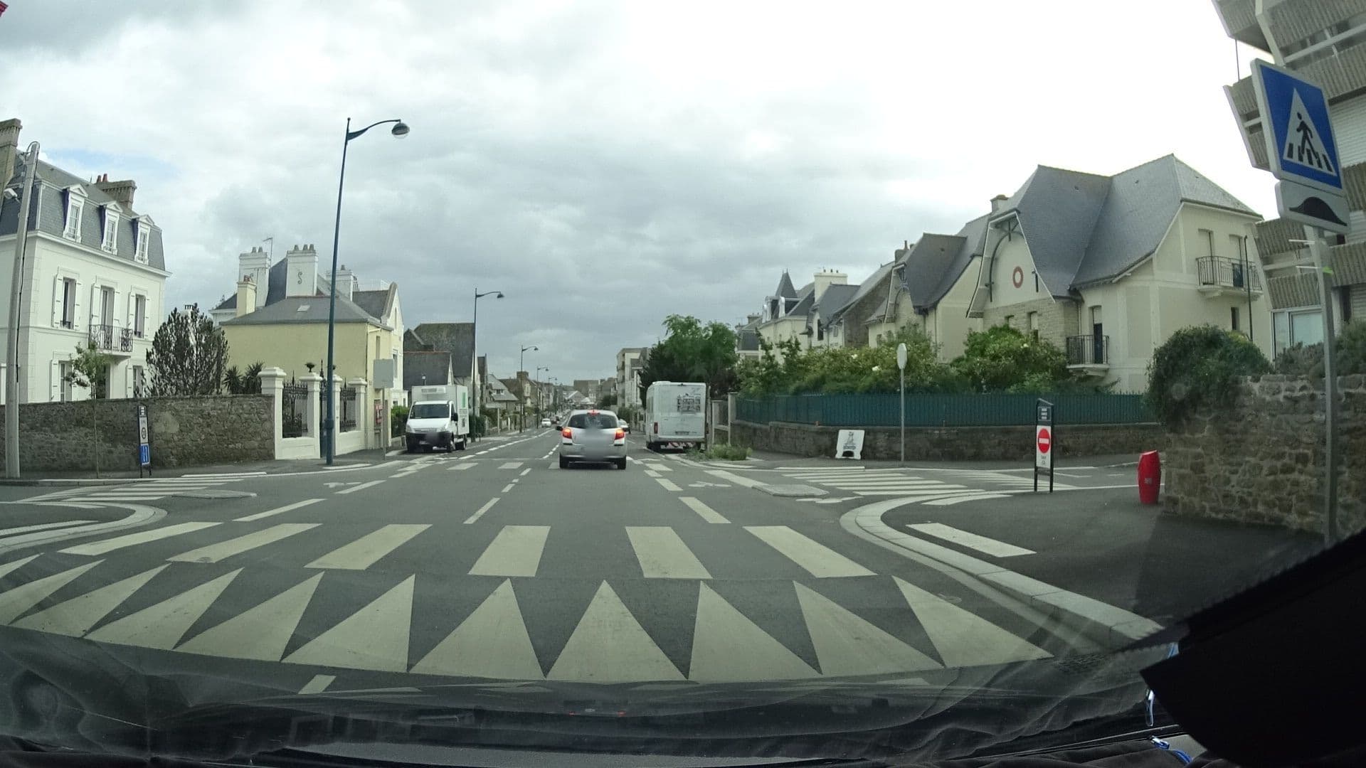 Street view near Brionne AirBNB, Saint-Malo — © ljbouere (CC BY-SA · Mapillary)
