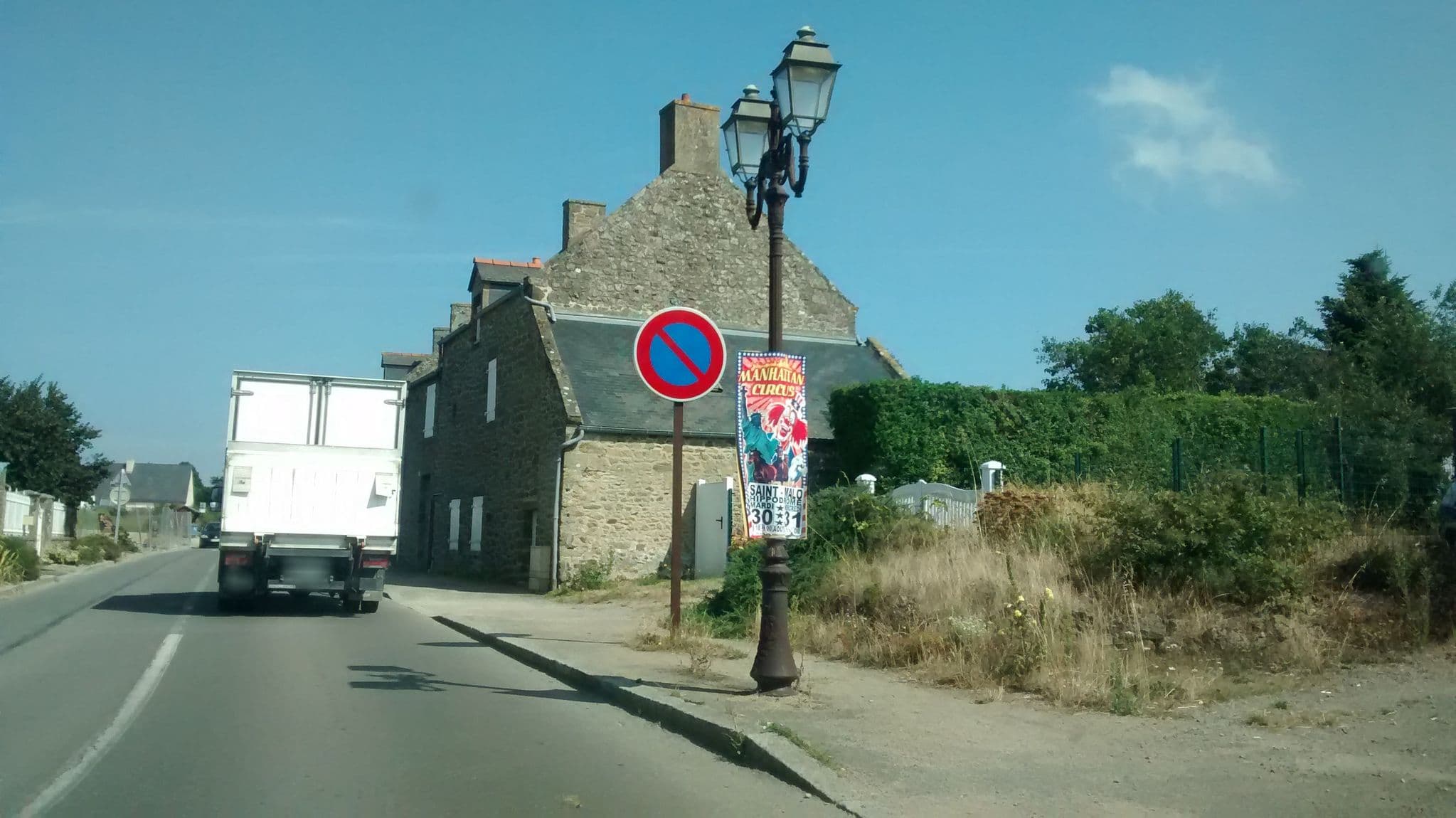 Street view near Les Oyats, Saint-Coulomb — © mgageo (CC BY-SA · Mapillary)
