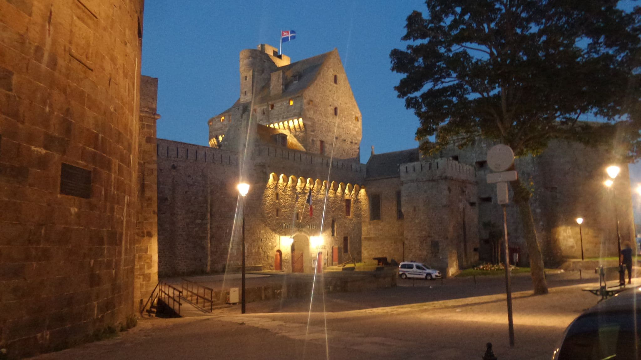 Street view near Hôtel Univers, Saint-Malo — © mscbeuern (CC BY-SA · Mapillary)