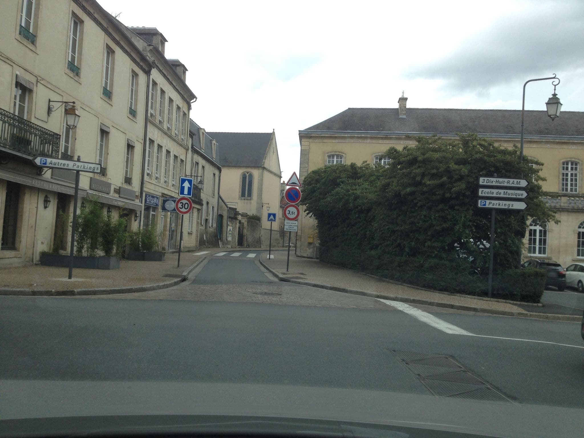 Street view near Centre de Séjour Touristique de Bayeux, Bayeux — © jglacerda (CC BY-SA · Mapillary)