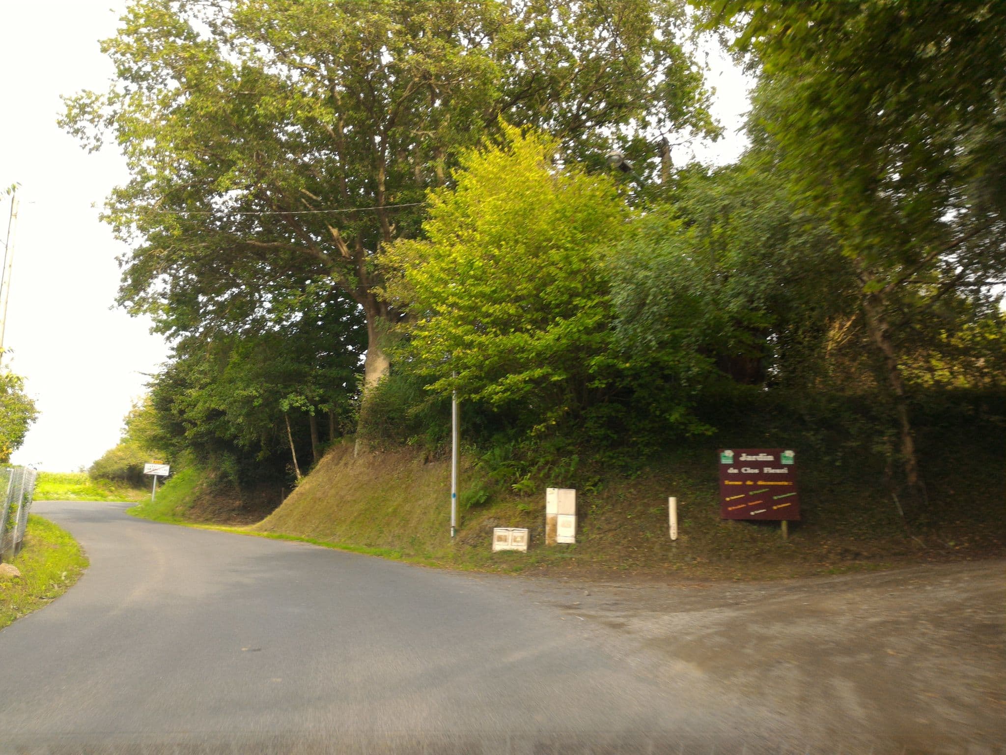 Street view near Le Tonneau des Amoureux, Jullouville — © fgouget (CC BY-SA · Mapillary)