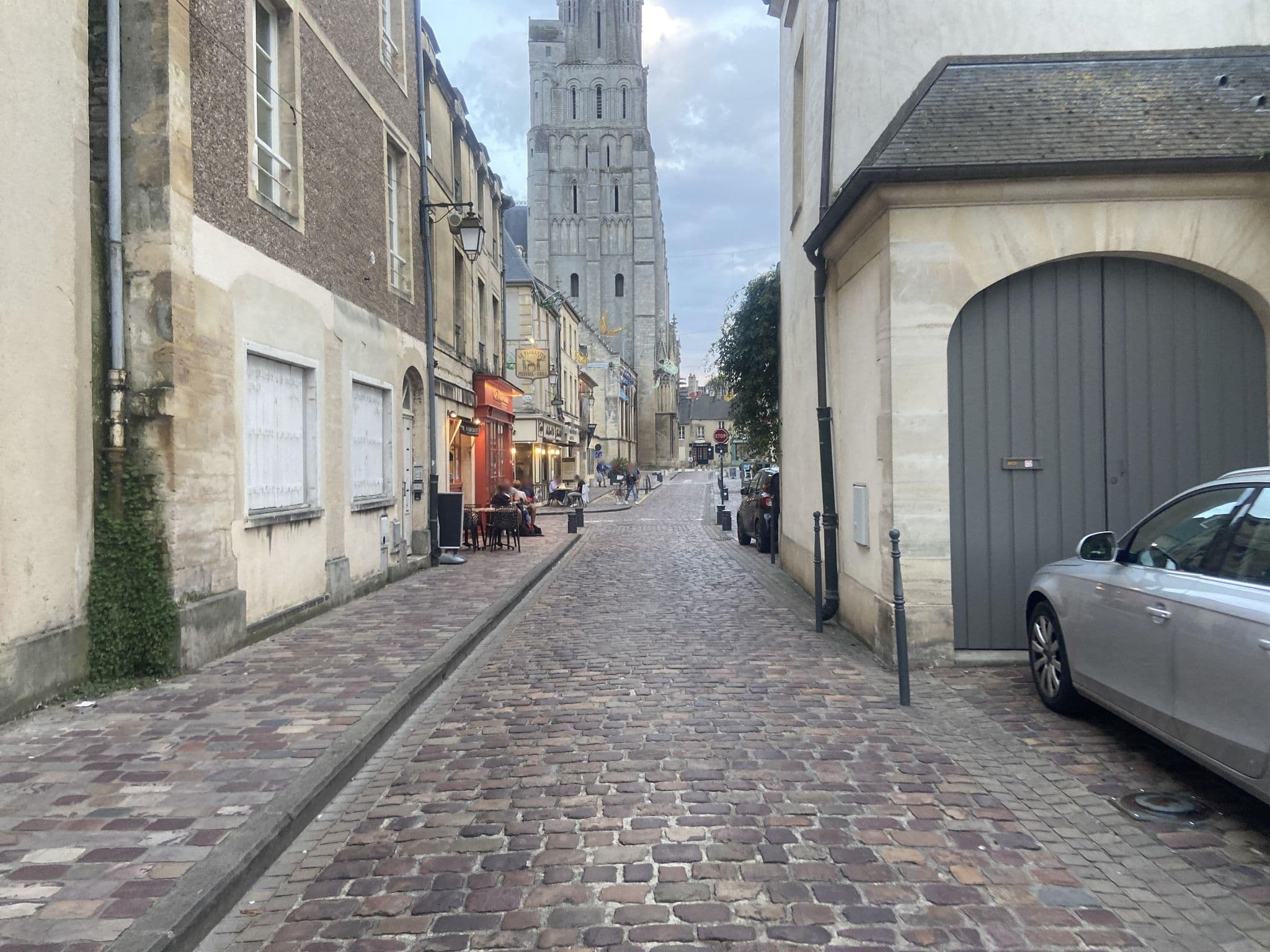 Street view near Hôtel Restaurant Novotel Bayeux Bayeux, Bayeux — © vladb (CC BY-SA · Mapillary)