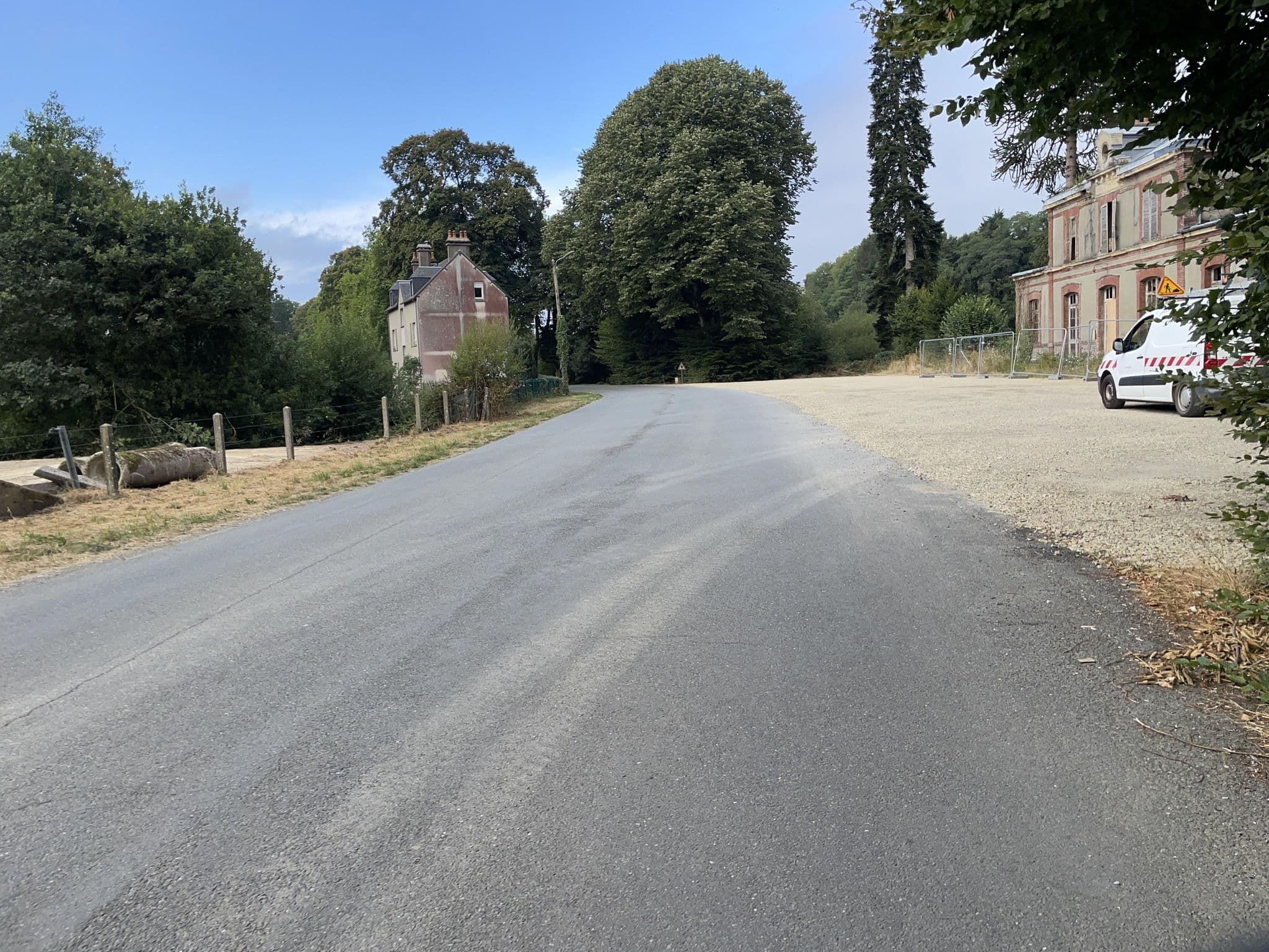 Street view near L'Abbaye Hôtel, Mortain — © Nicolas1030 (CC BY-SA · Mapillary)