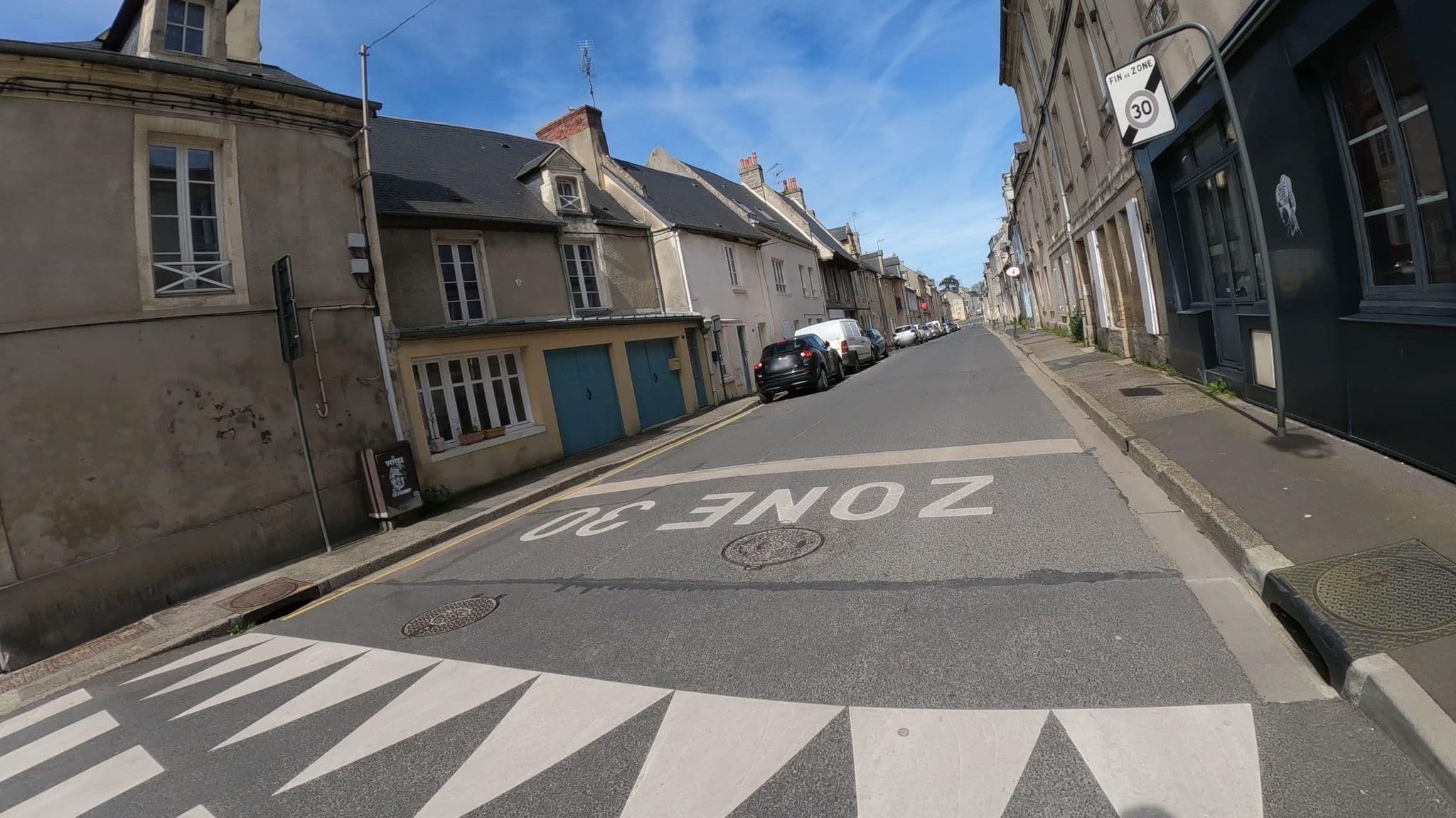 Street view near Dodo Et Tartines, Bayeux — © Nzau (CC BY-SA · Mapillary)