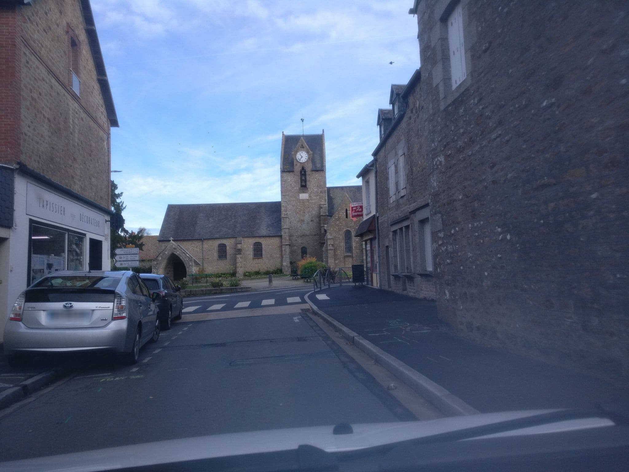 Street view near Auberge de la Vallee des Peintres, Jullouville — © mgageo (CC BY-SA · Mapillary)