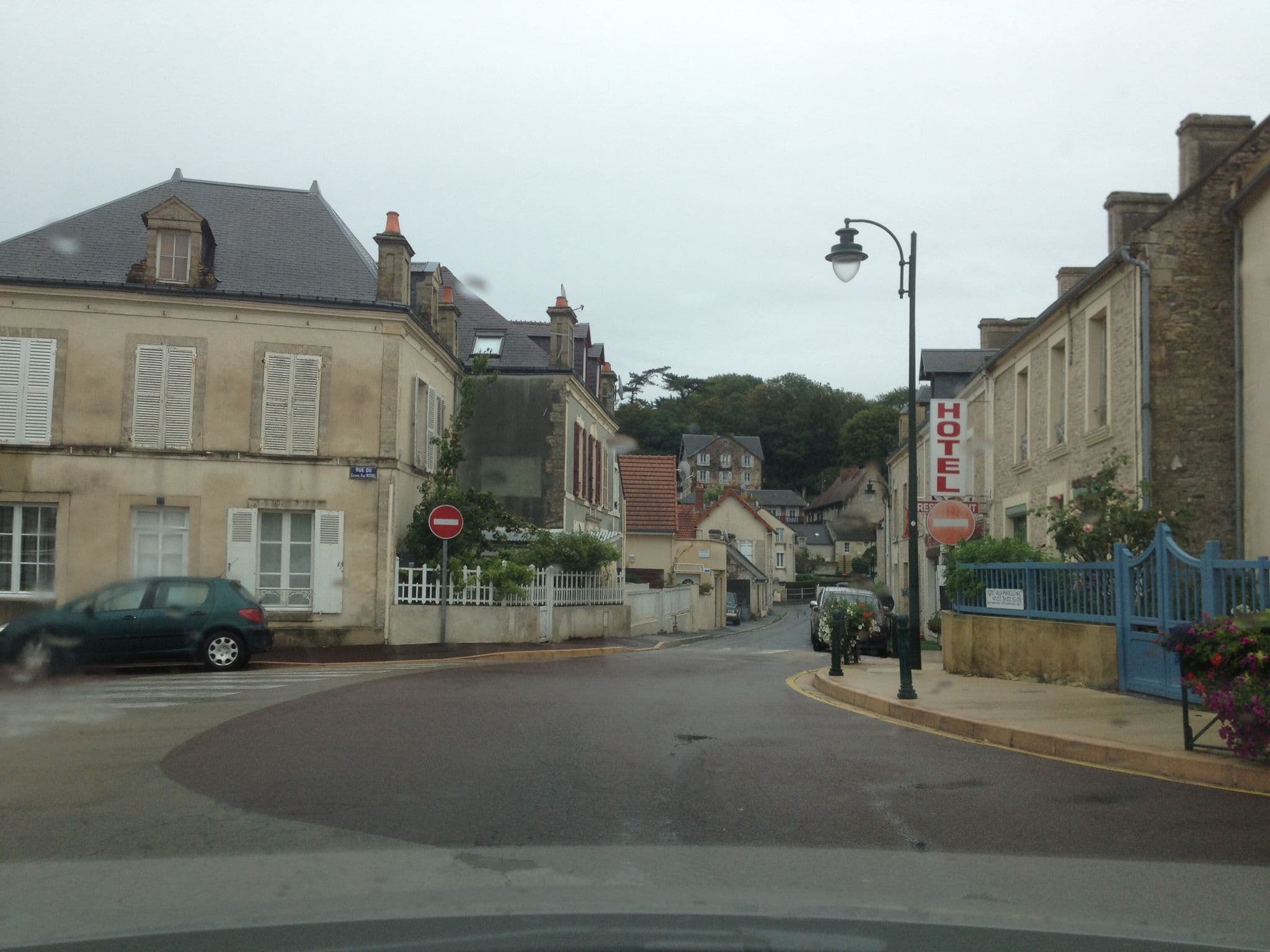 Street view near Arromanches D-Day Cottage, Ver-sur-Mer — © jglacerda (CC BY-SA · Mapillary)
