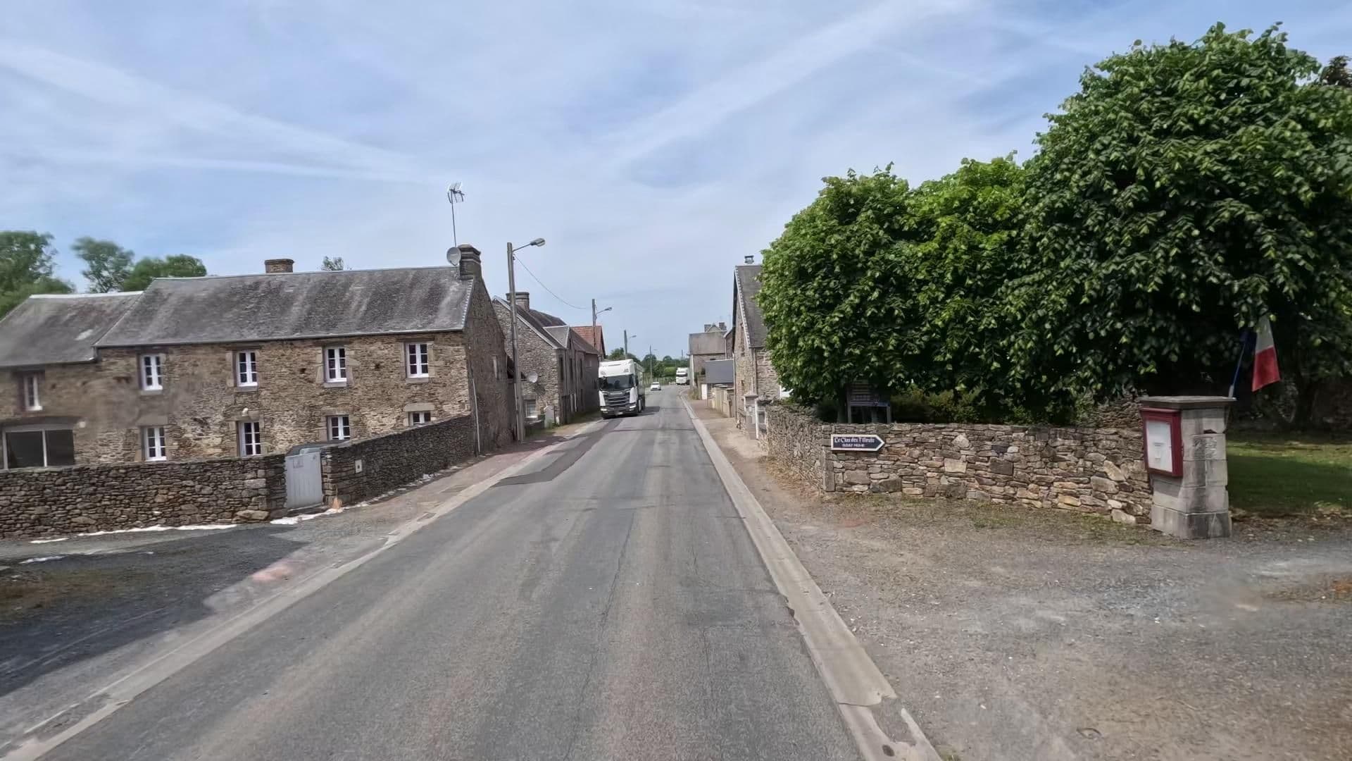 Street view near Le Clos Des Tilleuls, Coutances — © bct (CC BY-SA · Mapillary)