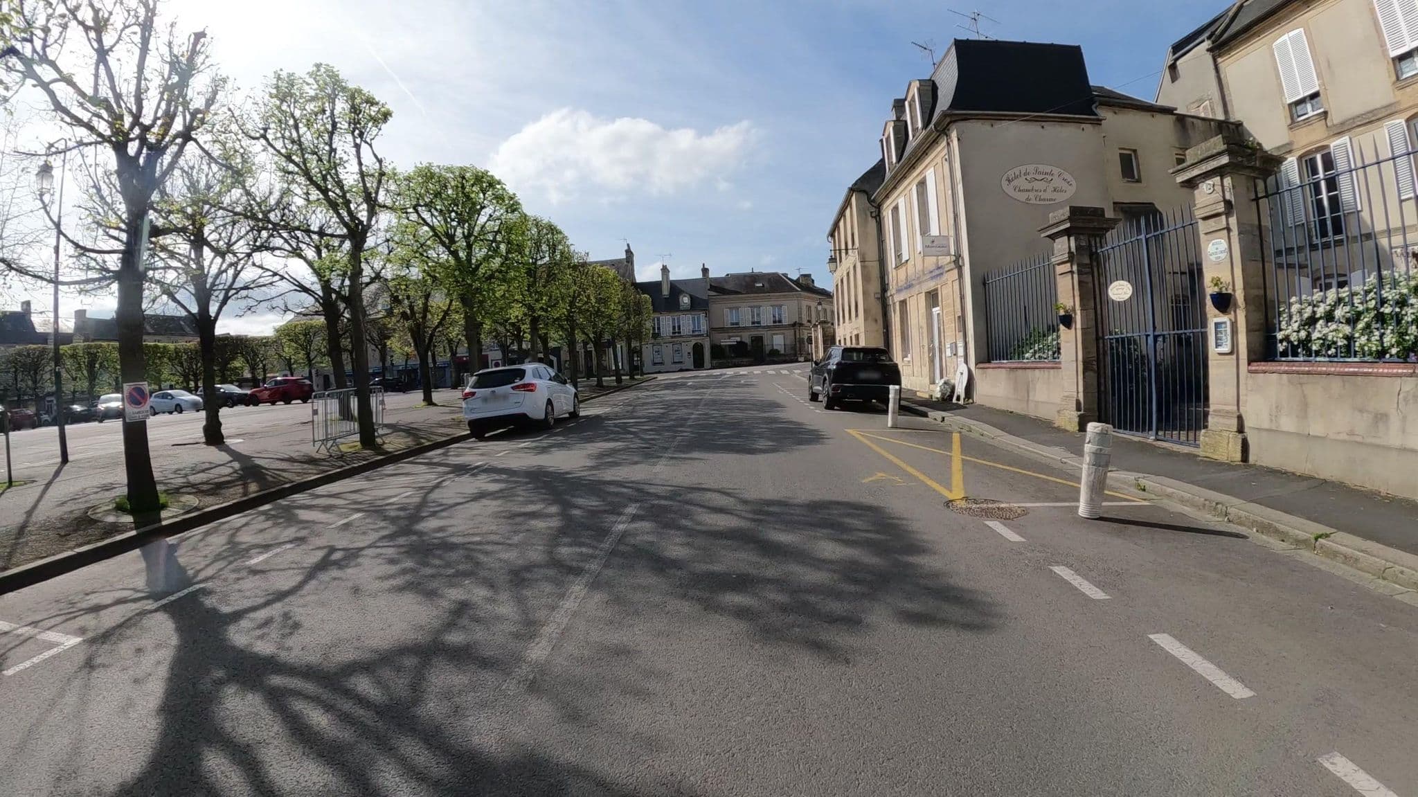 Street view near Hôtel de Sainte Croix, Bayeux — © Nzau (CC BY-SA · Mapillary)
