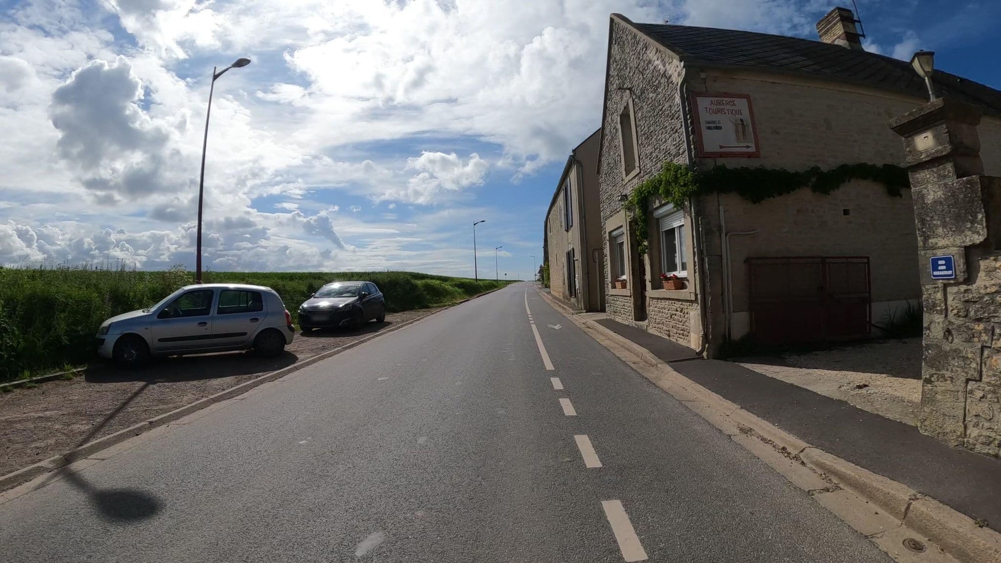 Street view near Chambres et Tables d'hôtes à l'Auberge Touristique, Ver-sur-Mer — © Nzau (CC BY-SA · Mapillary)