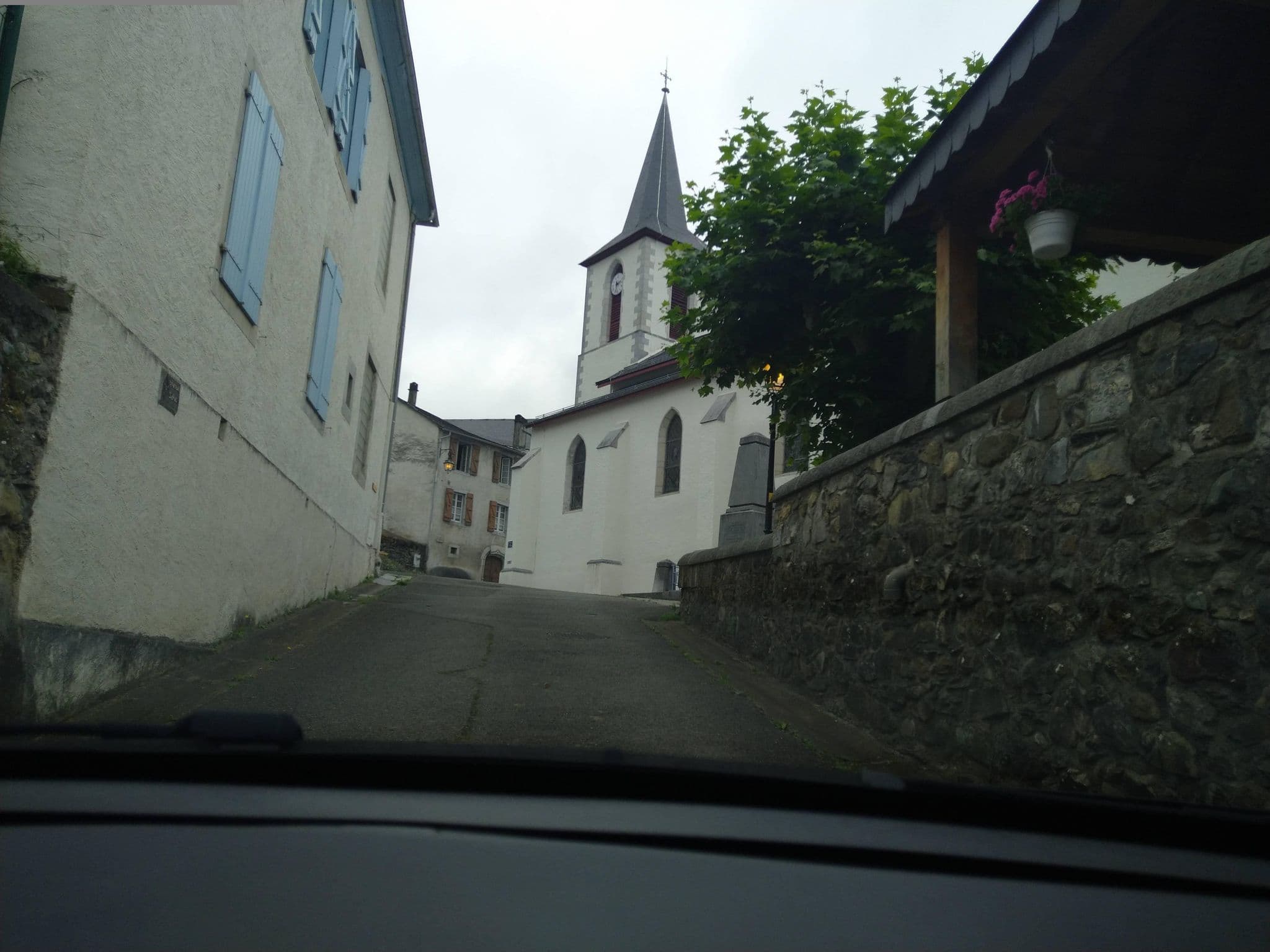 Street view near Auberge du Chemin de Perchades, Louvie-Juzon — © floetcheto (CC BY-SA · Mapillary)
