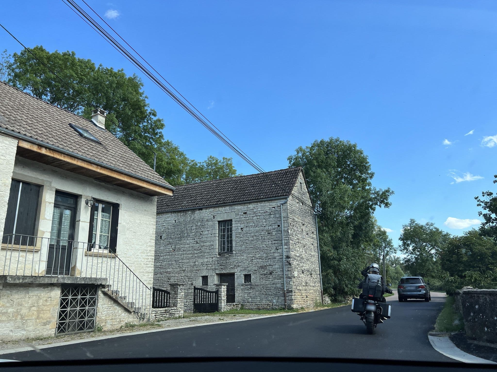 Street view near Chez Séverine & Edward, Chablis — © ottor (CC BY-SA · Mapillary)