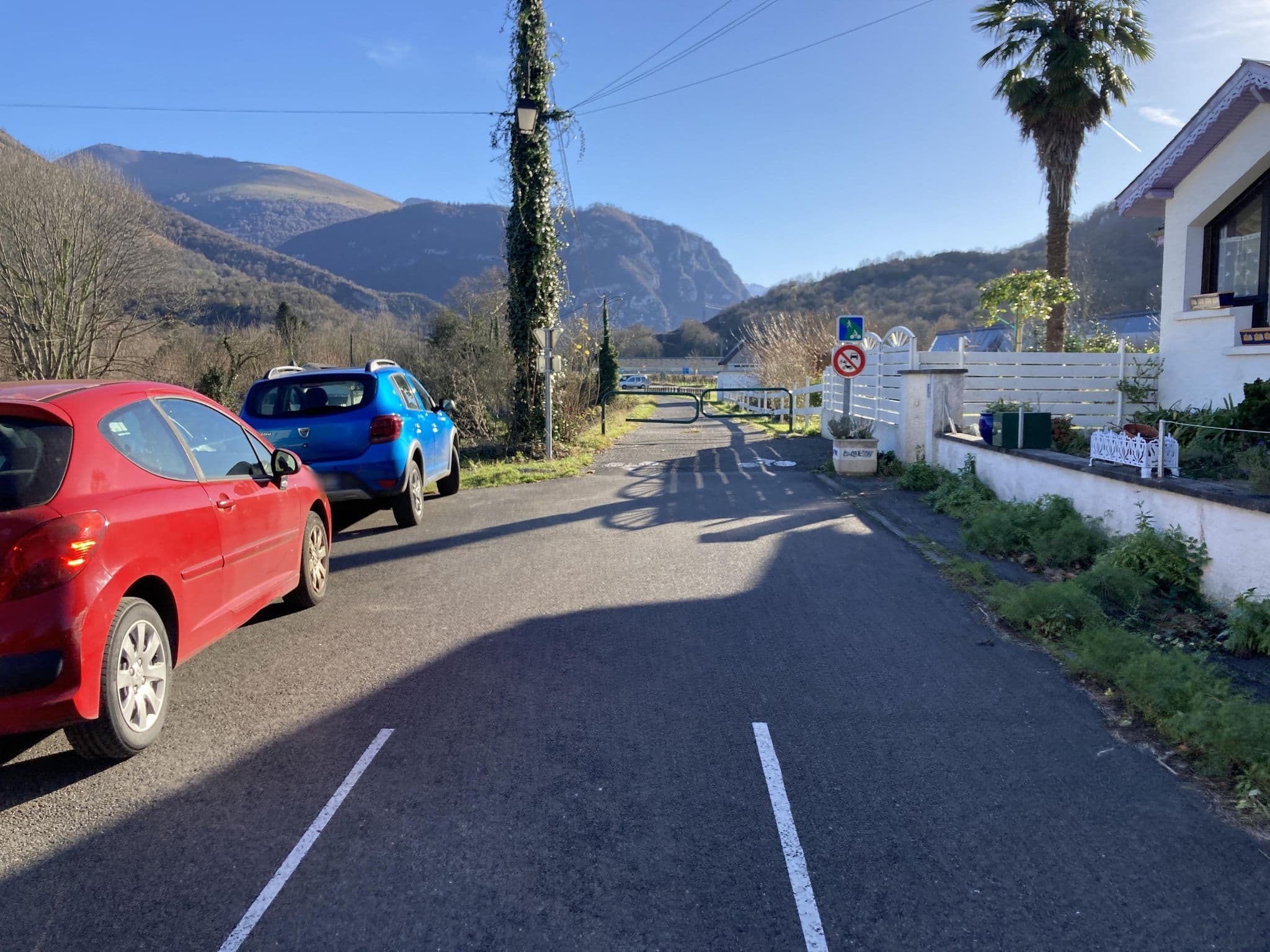 Street view near Le Manoir d'Ossau, Louvie-Juzon — © maxm64 (CC BY-SA · Mapillary)