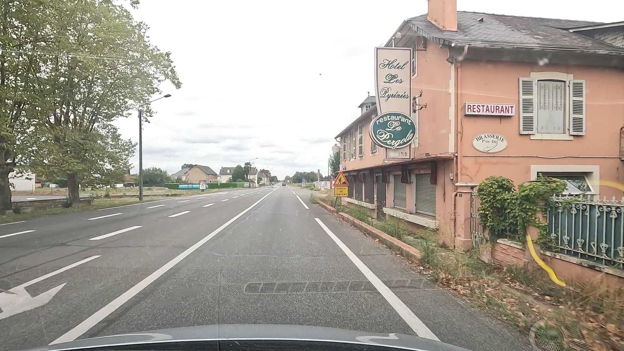 Street view near Hôtel des Pyrénées, Ousse — © vinisa (CC BY-SA · Mapillary)