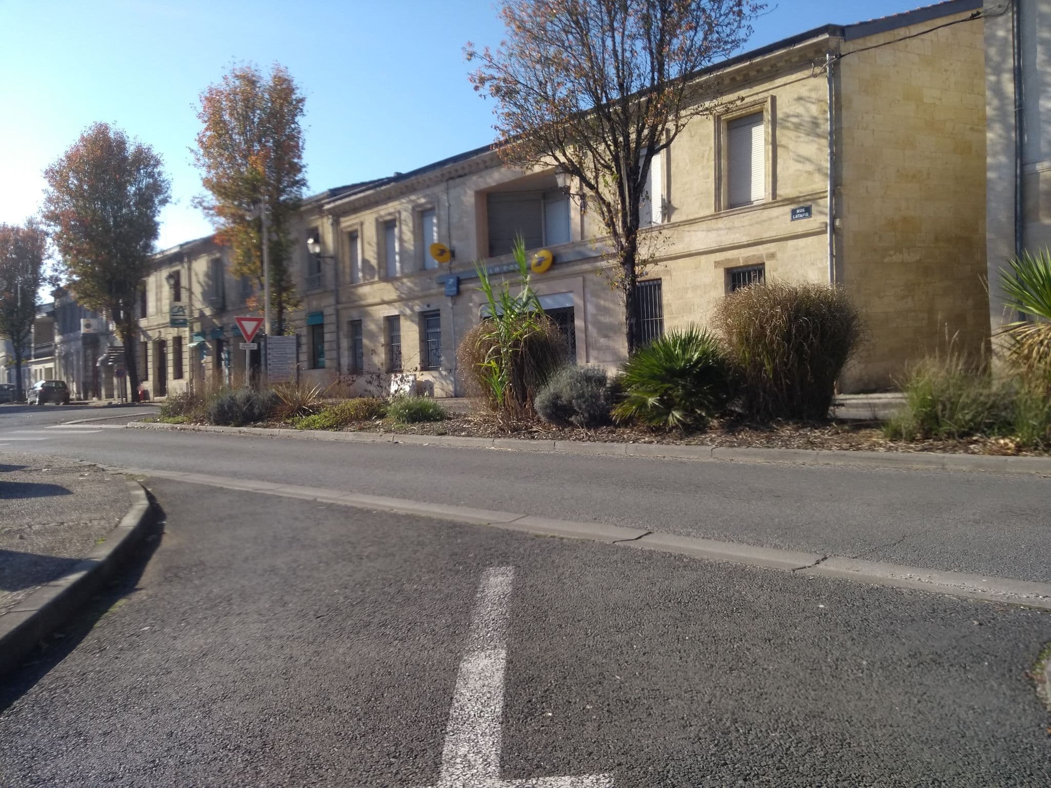 Street view near Les Charmilles Hotel & Restaurant, Martillac — © gitouche (CC BY-SA · Mapillary)