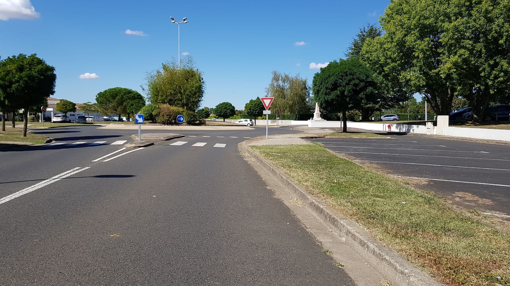 Street view near Les Jardins de Jeanne, Aiffres — © clbolb7 (CC BY-SA · Mapillary)