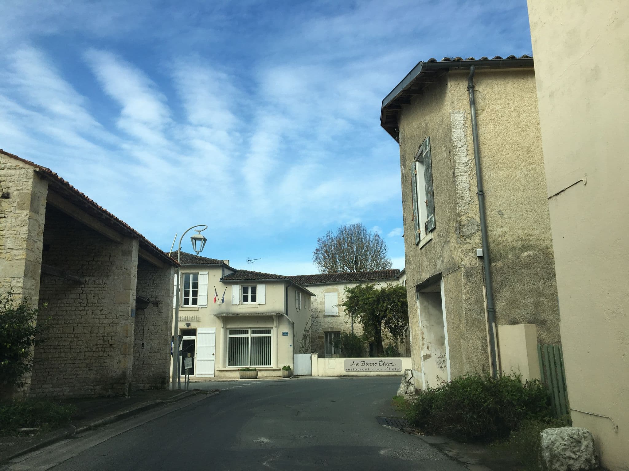 Street view near La Bonne Étape, Aulnay — © guillaume017 (CC BY-SA · Mapillary)