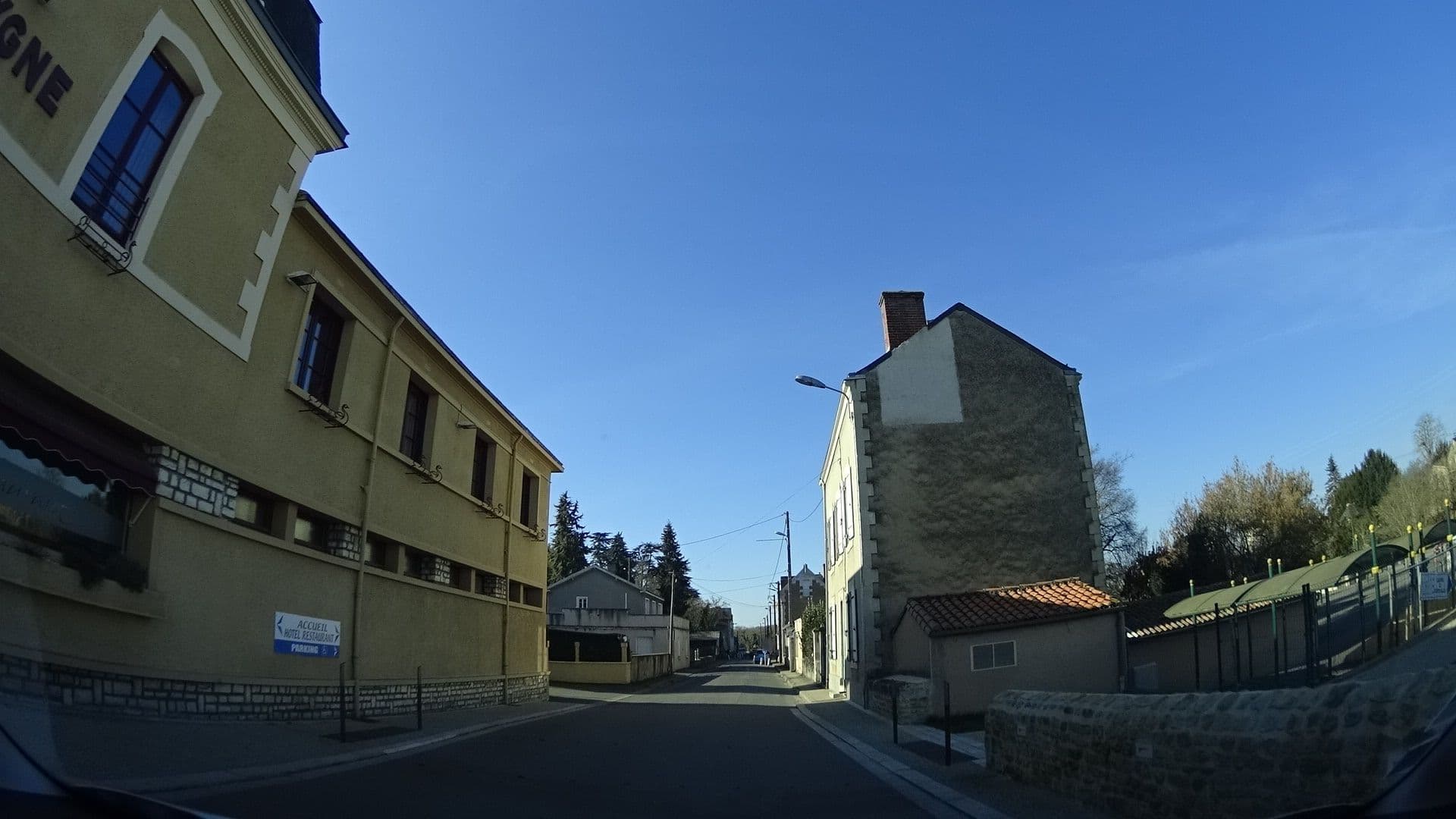 Street view near Hôtel du Cygne, Airvault — © panieravide (CC BY-SA · Mapillary)