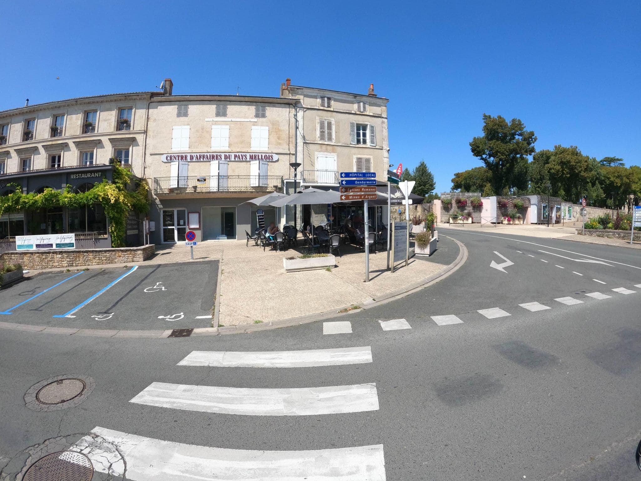 Street view near Restaurant Hôtel Les Glycines, Melle — © stephanep (CC BY-SA · Mapillary)