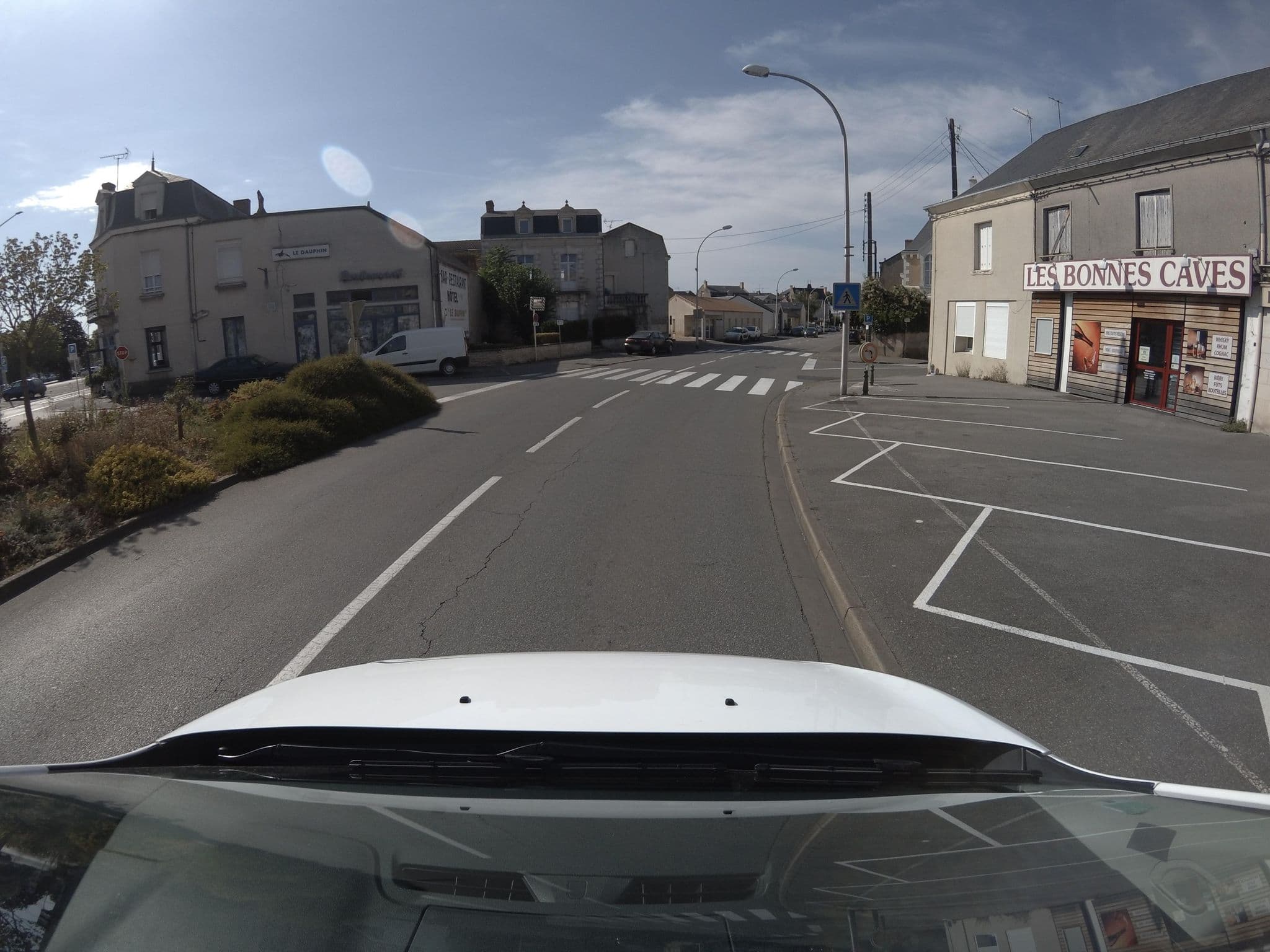 Street view near Restaurant Hôtel le Dauphin, Thouars — © stephanep (CC BY-SA · Mapillary)