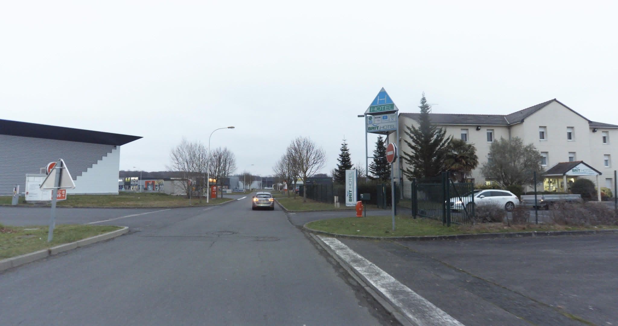 Street view near Brit Hotel, Distré — © sogefi (CC BY-SA · Mapillary)