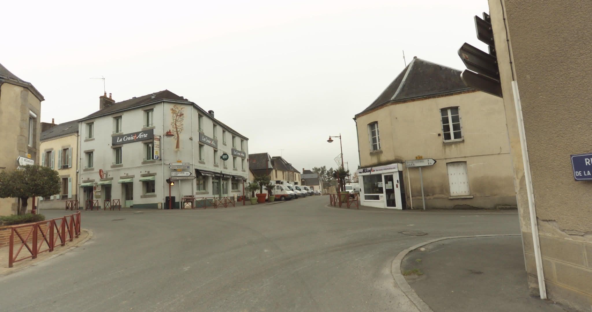 Street view near Hôtel Restaurant Croix Verte, Évron — © sogefi (CC BY-SA · Mapillary)
