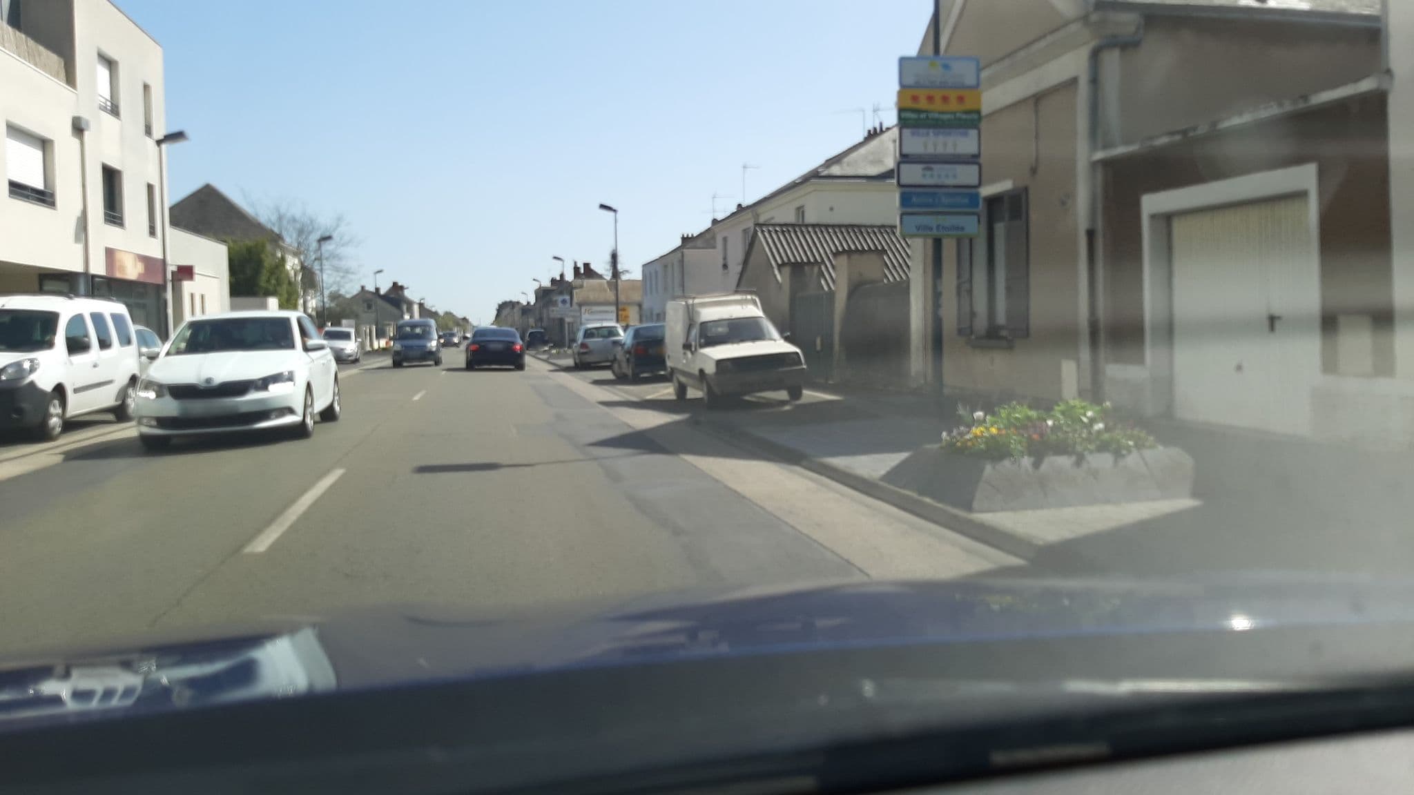 Street view near Hotel de Loire Trelaze, Les Ponts-de-Cé — © rodo69 (CC BY-SA · Mapillary)