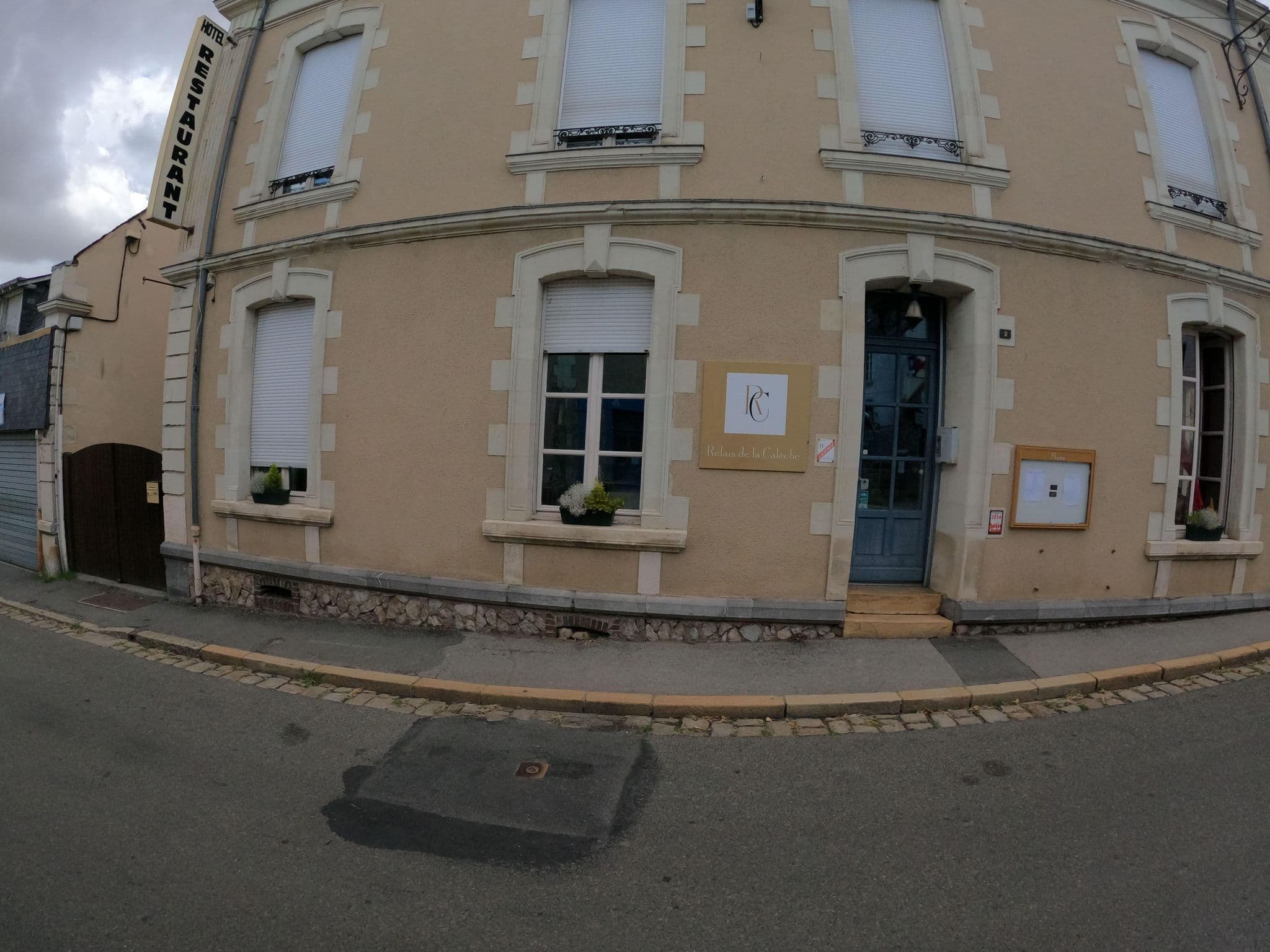 Street view near Relais de la Caleche, Miré — © stephanep (CC BY-SA · Mapillary)