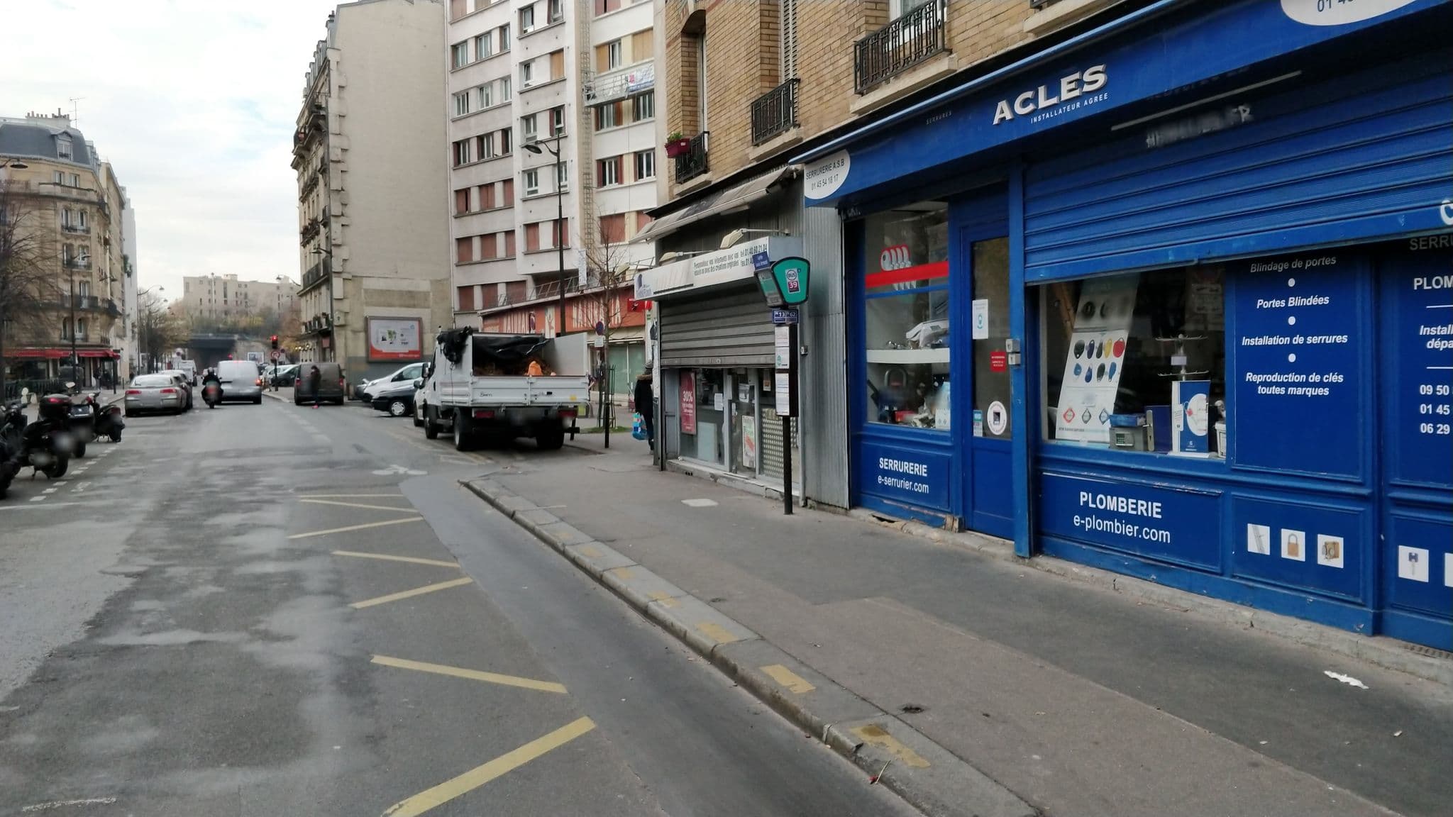 Street view near Edgar Suites, Paris 15 Vaugirard — © overflorian (CC BY-SA · Mapillary)