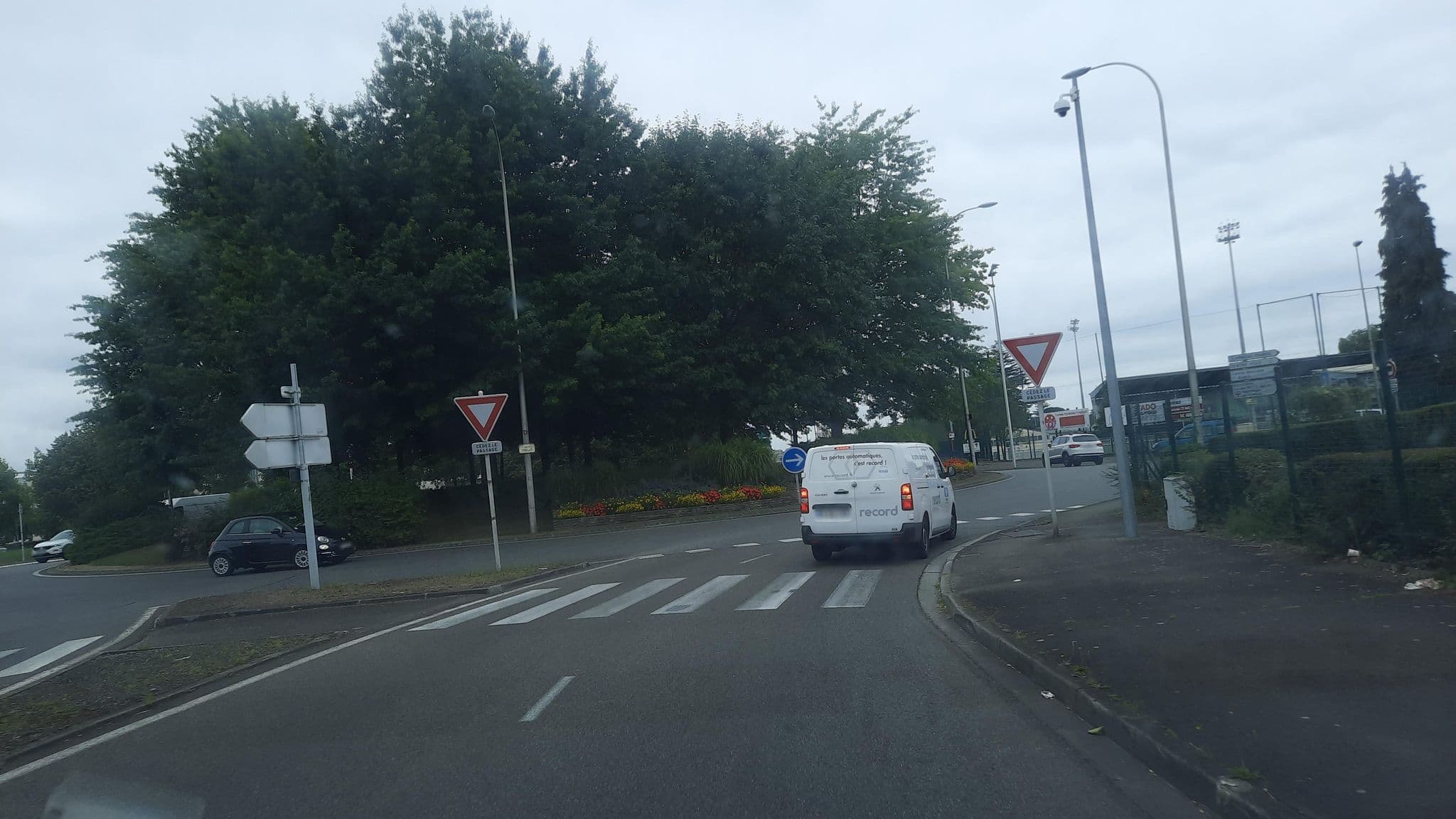 Street view near ibis, Tarbes — © Shmoulz (CC BY-SA · Mapillary)
