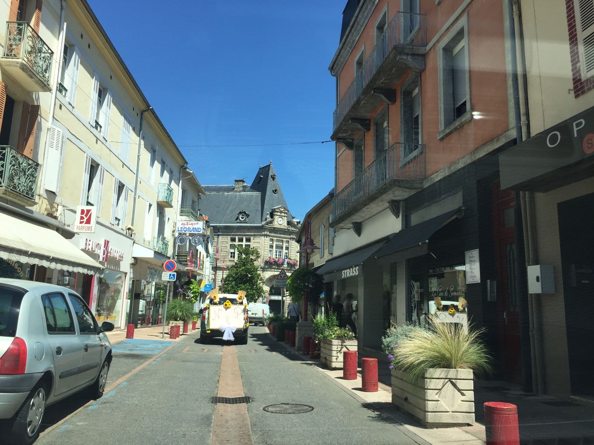 Street view near Hotel Des Pyrenees, Lannemezan — © pgiraud (CC BY-SA · Mapillary)