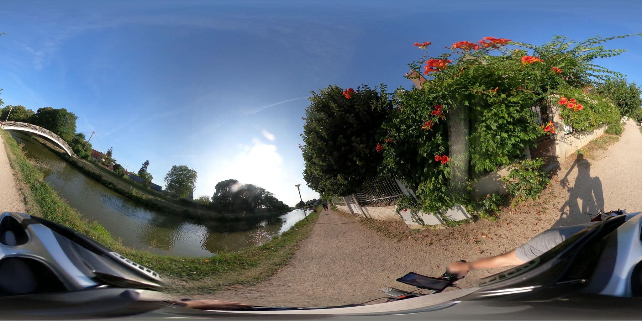 Street view near La passerelle, Saint-Jean-de-Braye — © u4y0u (CC BY-SA · Mapillary)