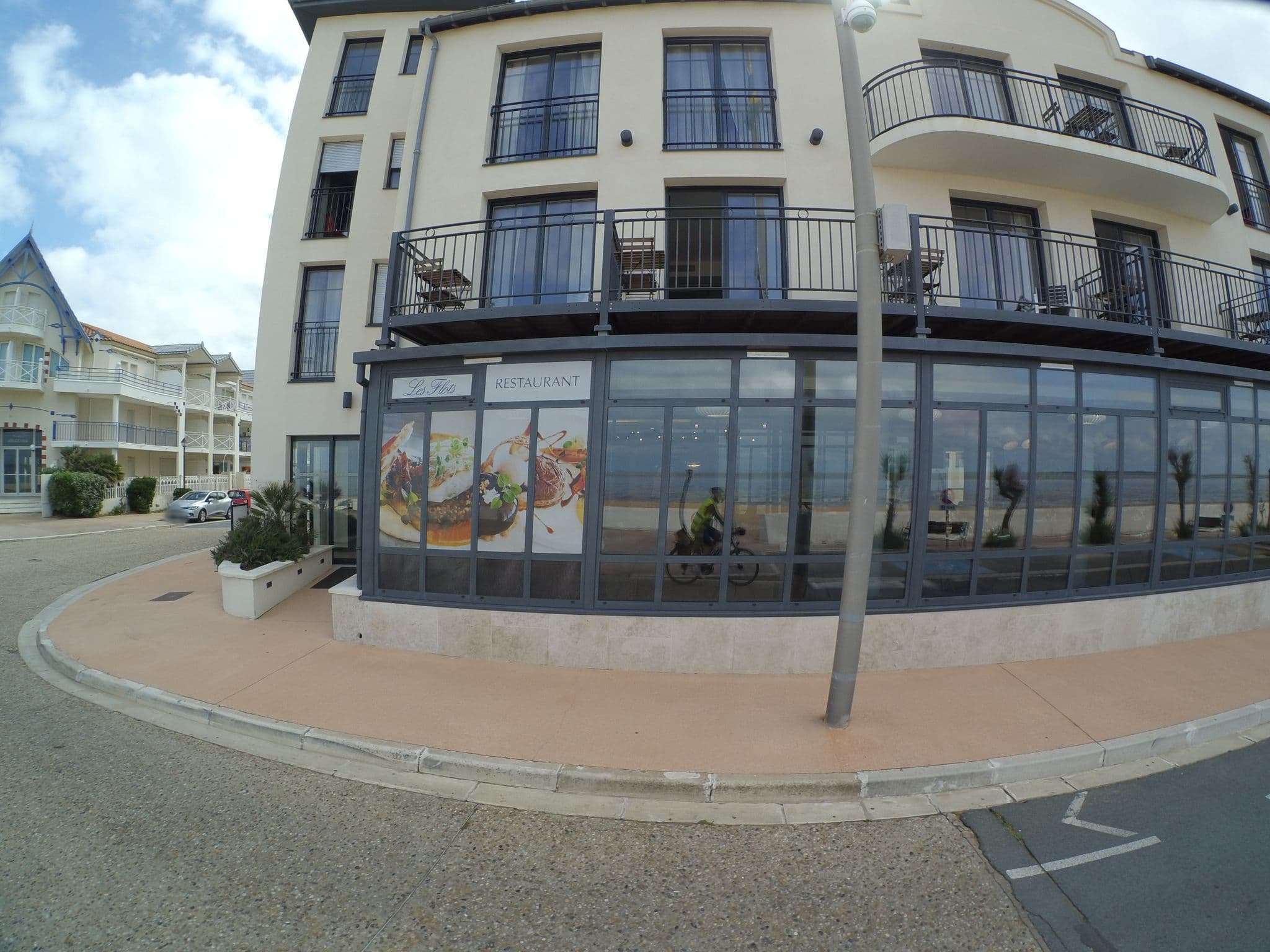 Street view near Les flots, Châtelaillon-Plage — © stephanep (CC BY-SA · Mapillary)
