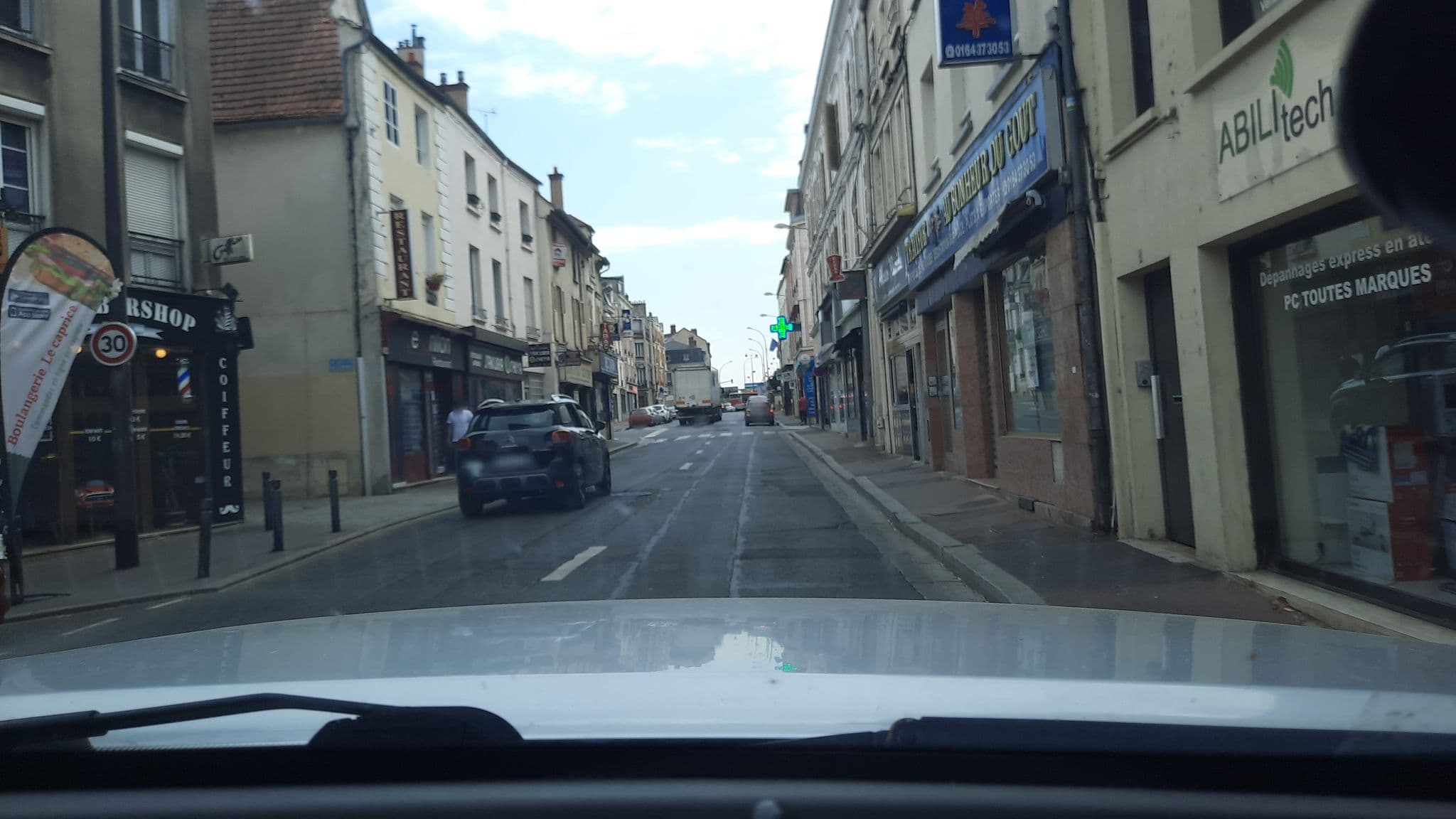 Street view near Les Gîtes d'Abroises, Melun — © gg77 (CC BY-SA · Mapillary)