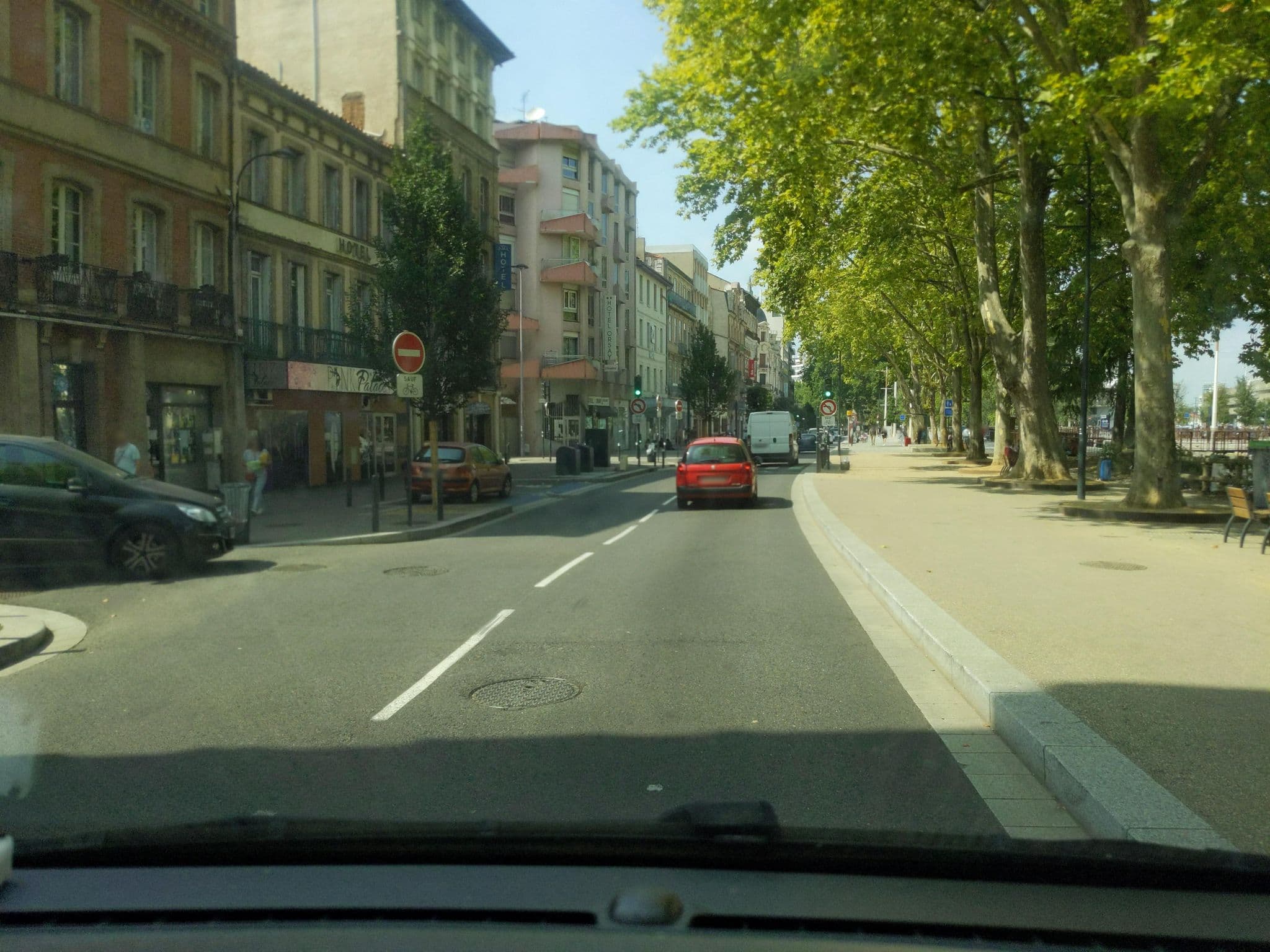 Street view near Hotel Phoenicia, Toulouse — © seb_est (CC BY-SA · Mapillary)