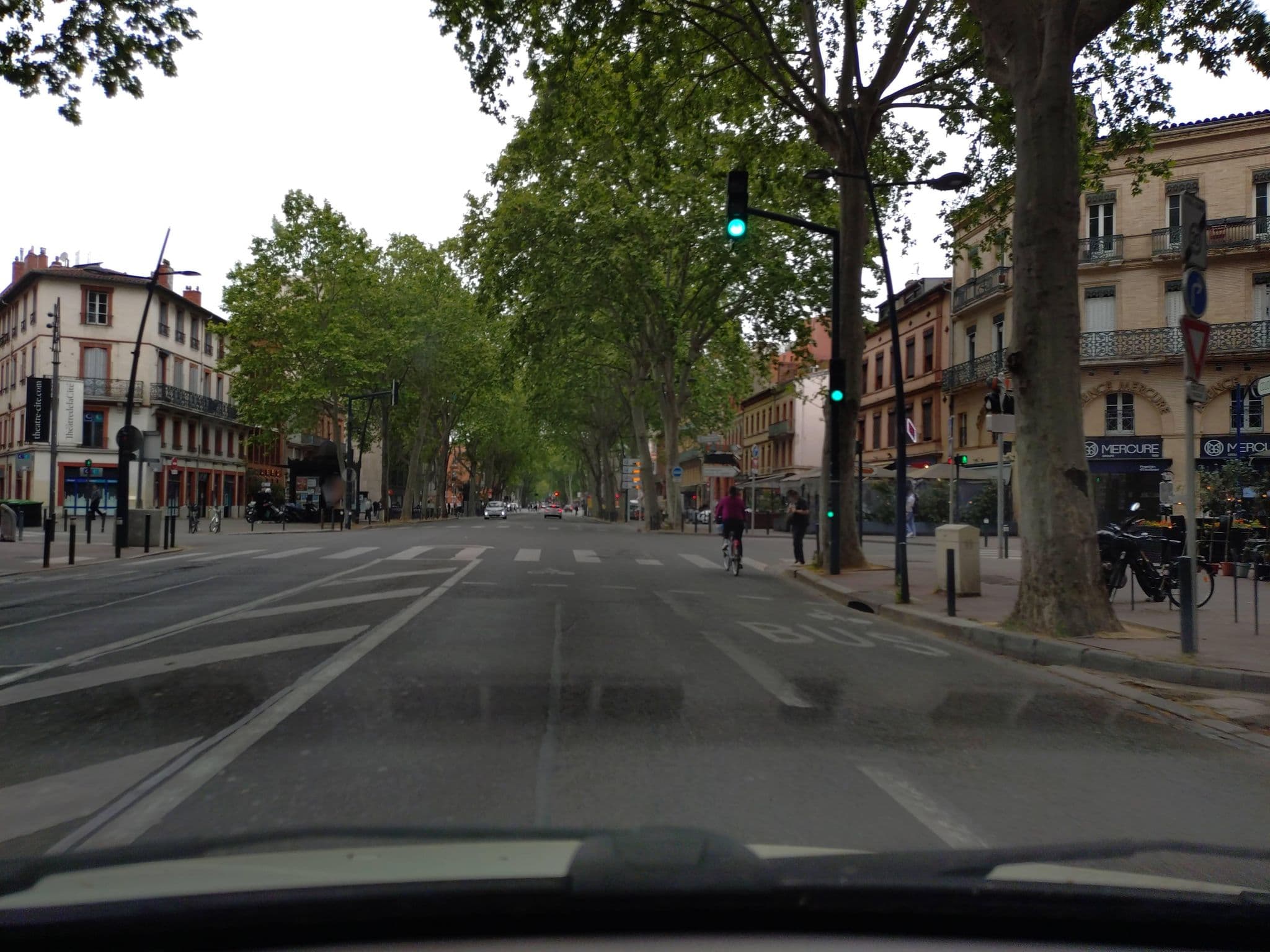 Street view near Hôtel Le Cousture, Toulouse — © yeelel (CC BY-SA · Mapillary)