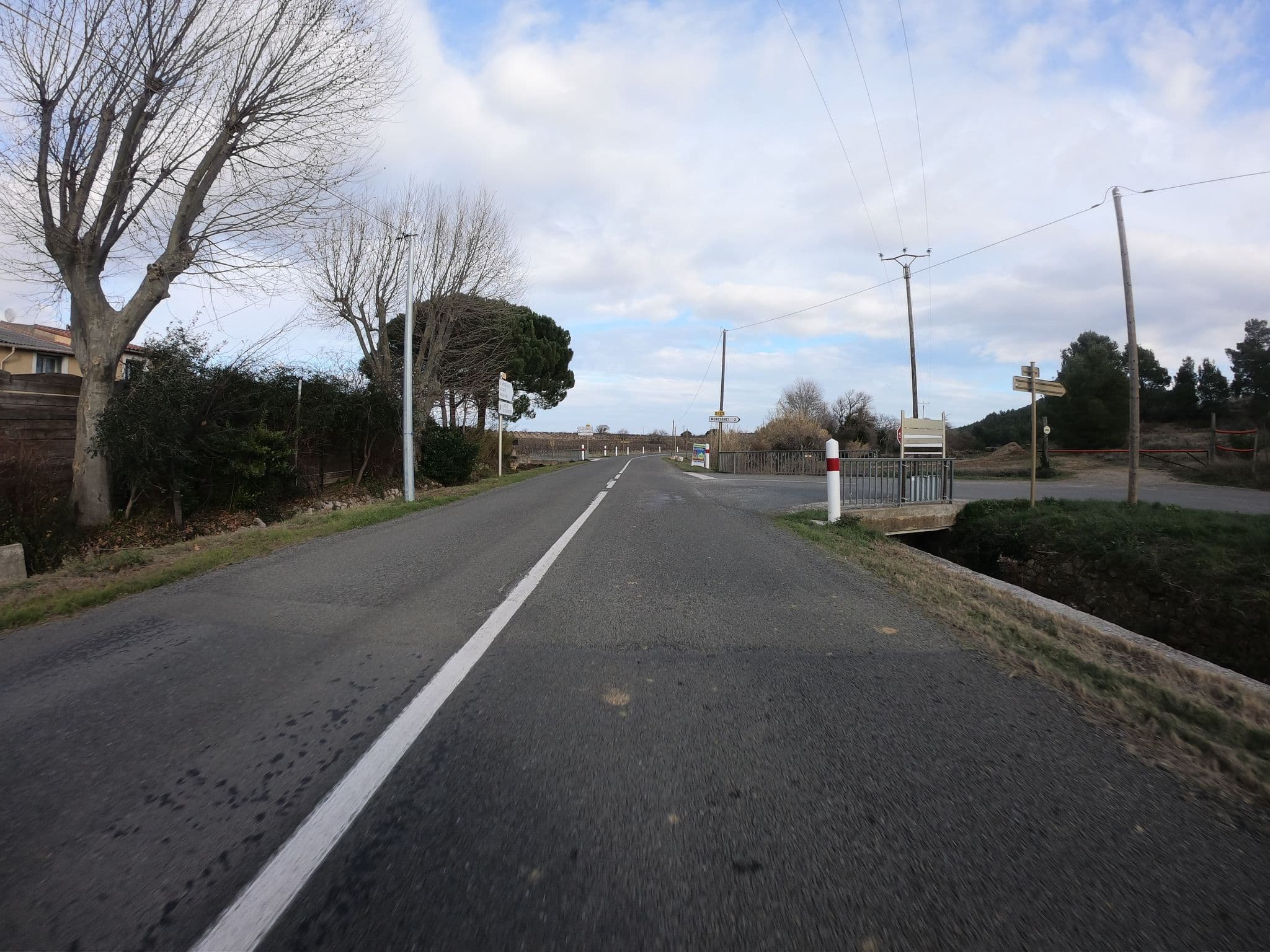 Street view near Domaine Sainte Marie des Ollieux, Bizanet — © joostjakob (CC BY-SA · Mapillary)