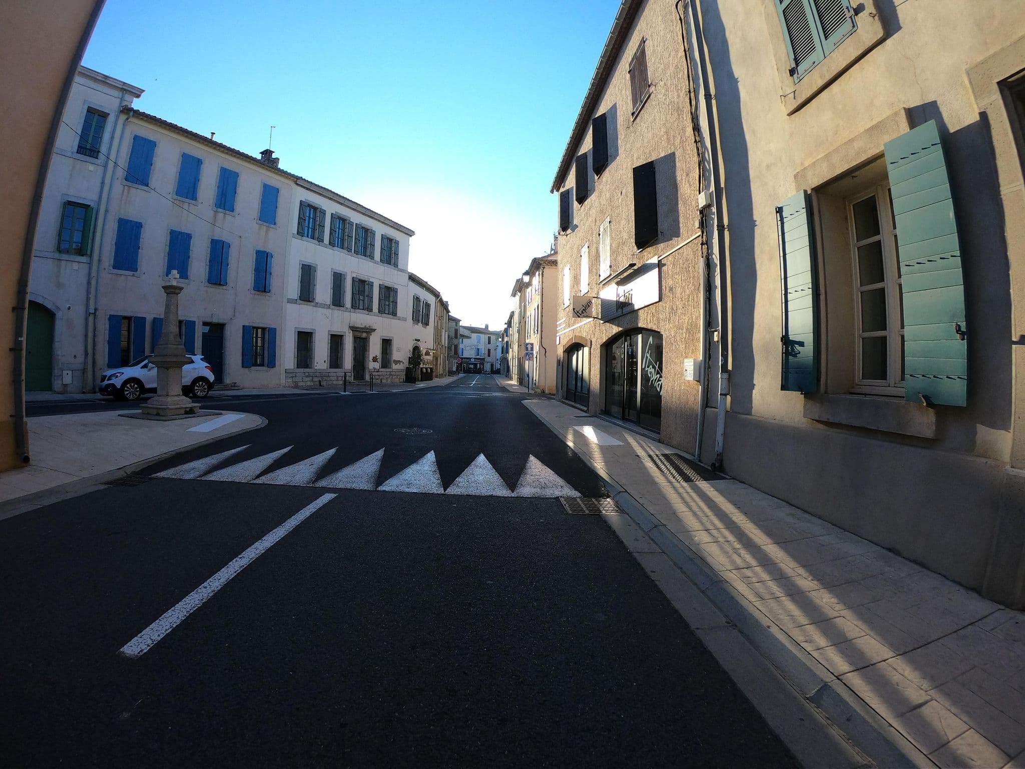 Street view near La Maison des Vendangeurs sur Mer, Gruissan — © joostjakob (CC BY-SA · Mapillary)